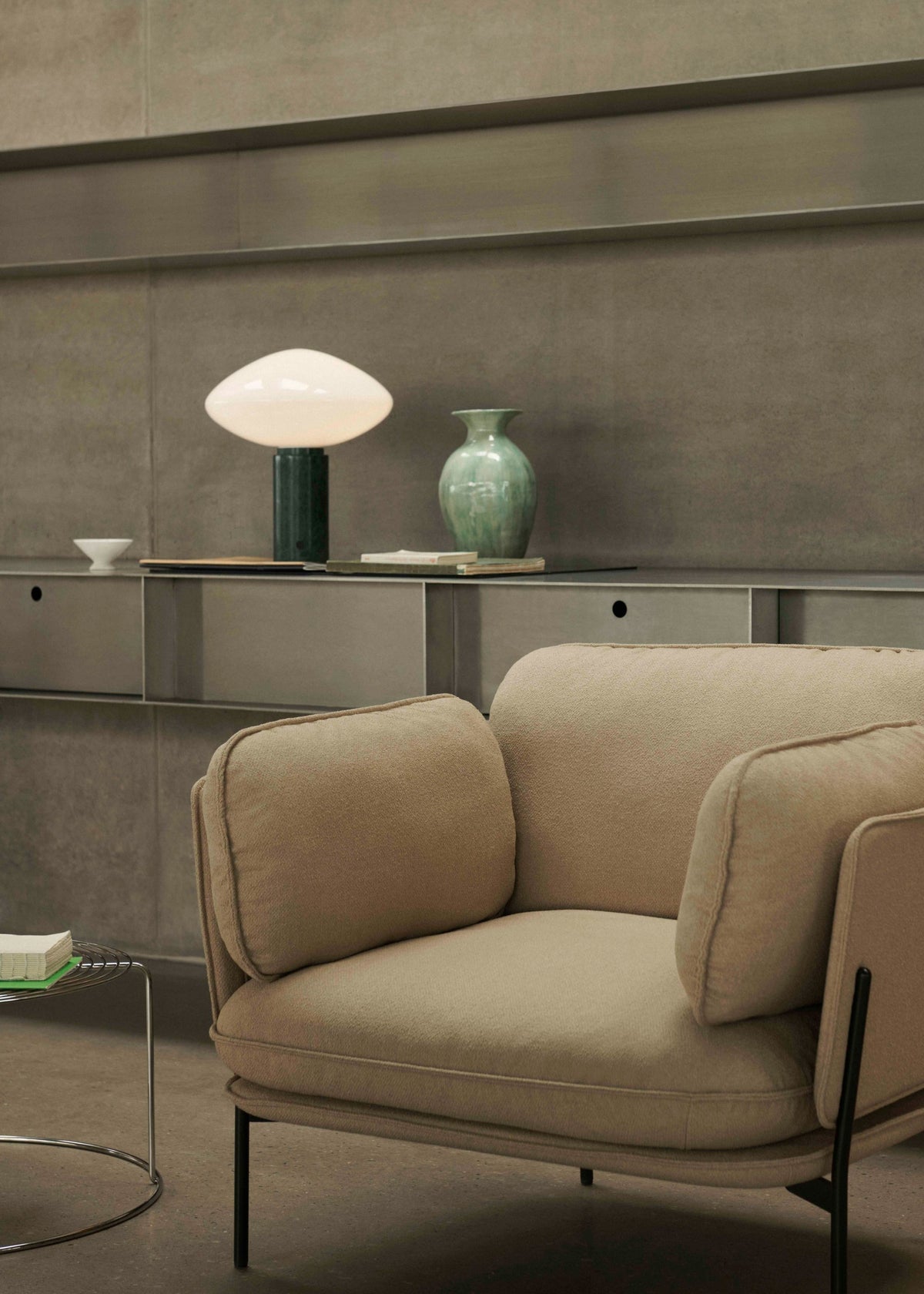 Fauteuil CLOUD LN1 gestoffeerd met een verchroomde basis