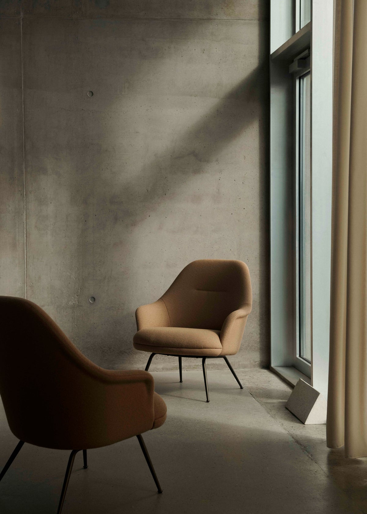 RELY HW140 fauteuil bekleed met een bruinachtige basis