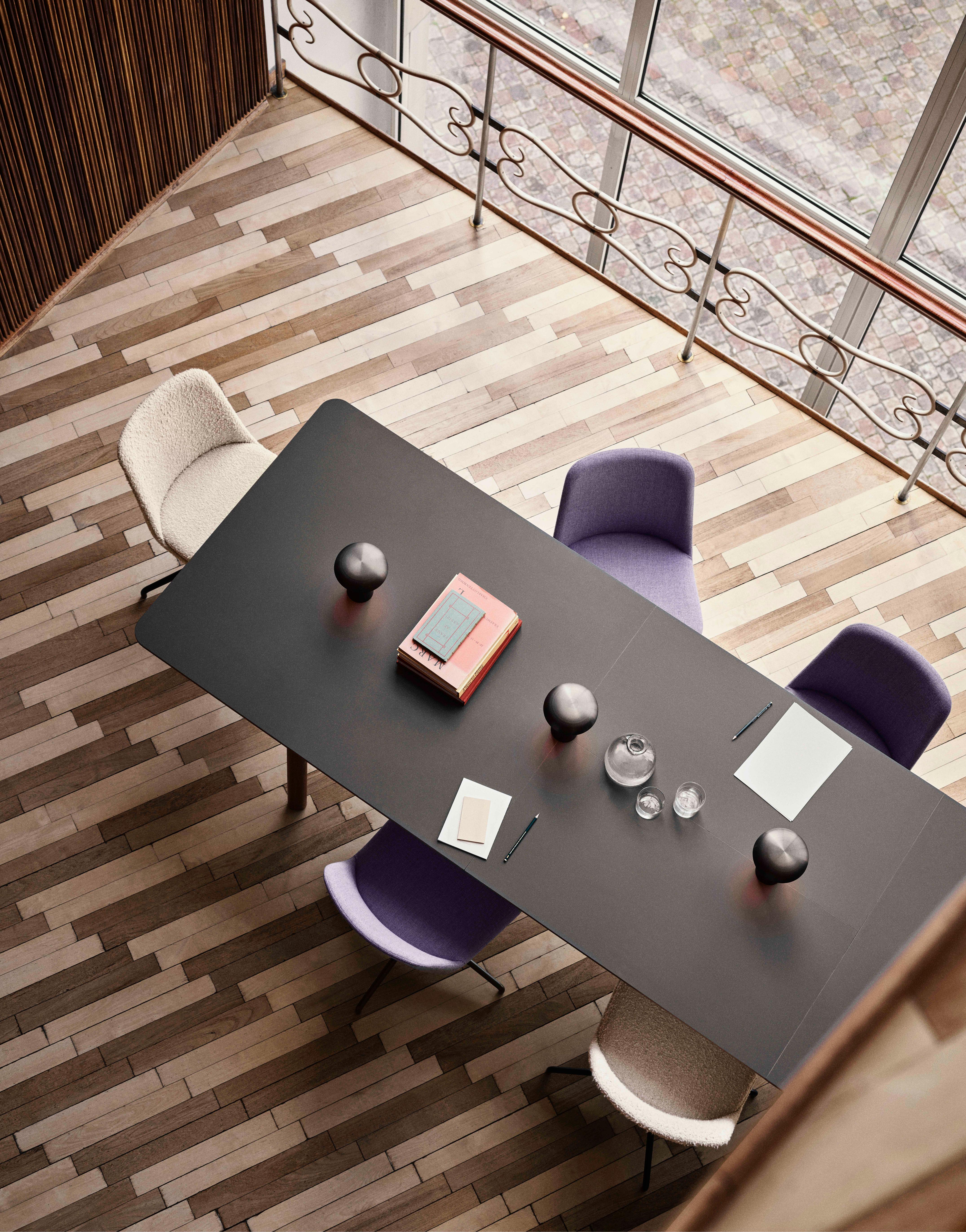 Tafel IN BETWEEN gelakt eiken