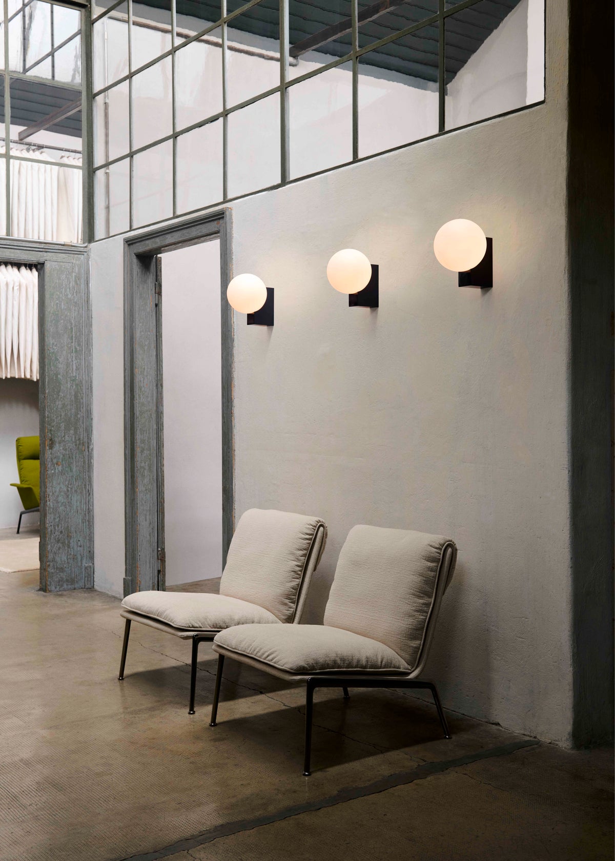 Gevoerde MUNO LN17 fauteuil met een zwarte basis