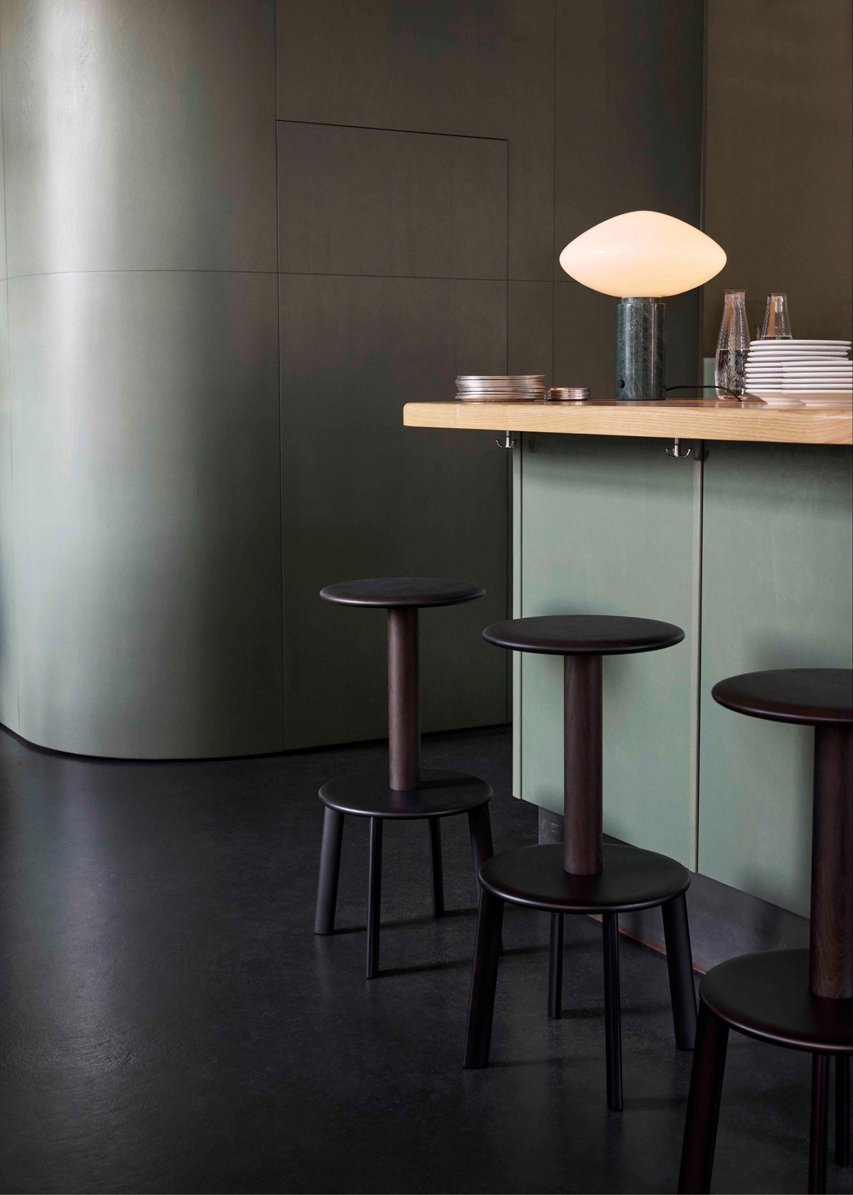 Hocker MASSIF gelakt eiken met een beige stalen basis