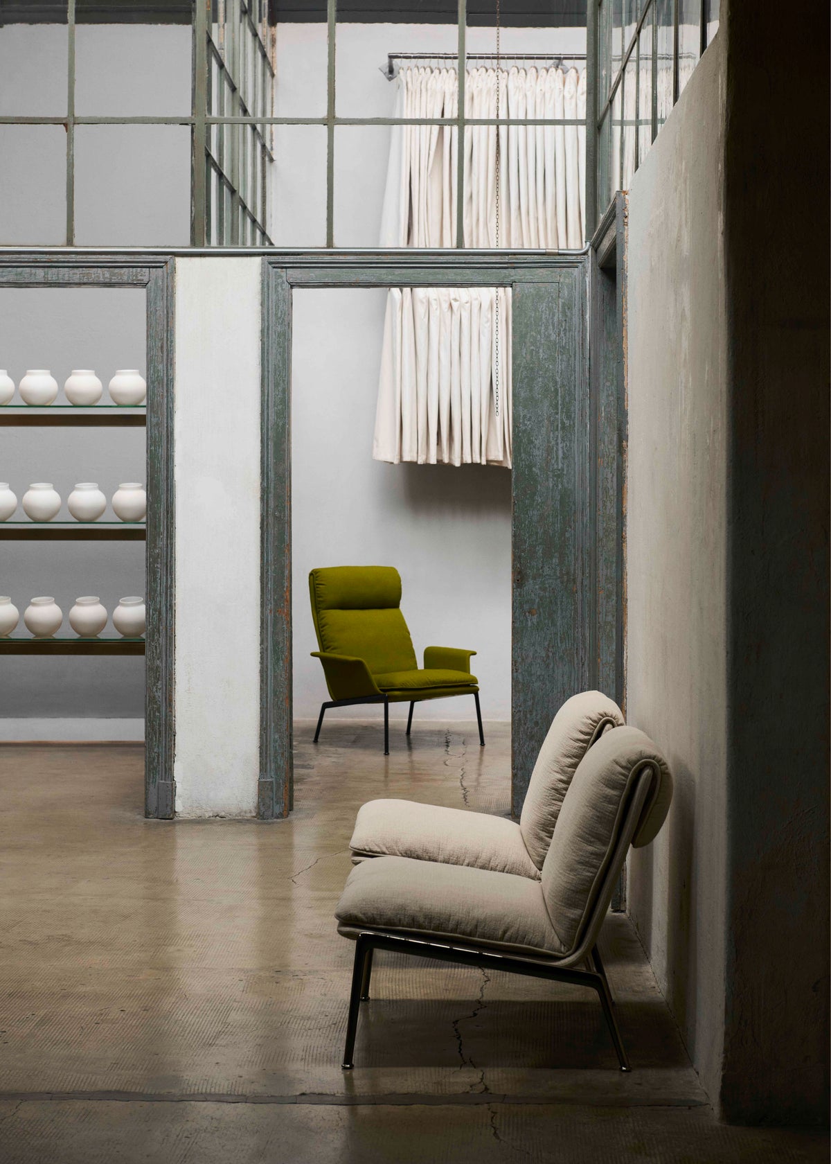 Gevoerde MUNO LN17 fauteuil met een zwarte basis