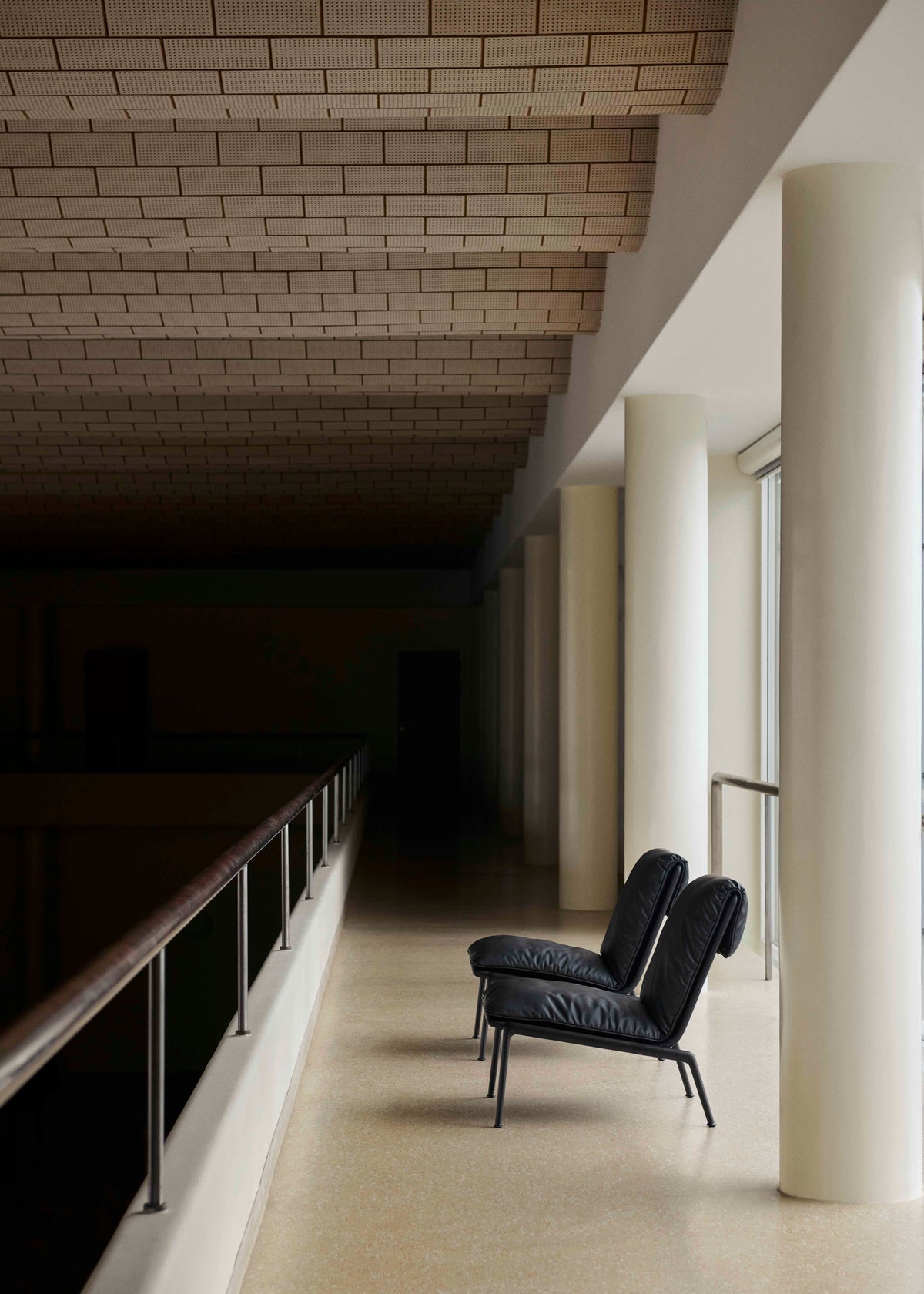 Fauteuil MUNO LN18 gestoffeerd met een zwarte basis