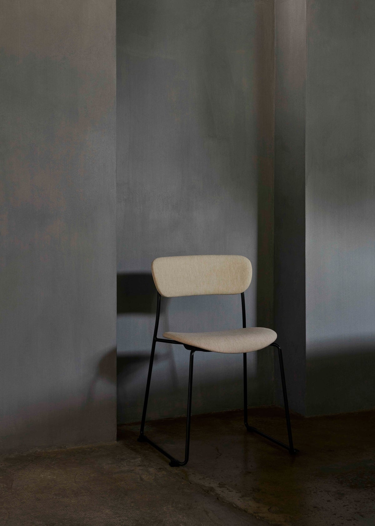 PAVILION AV5 fauteuil met armleuningen, gelakt eikenhout met een zwarte basis