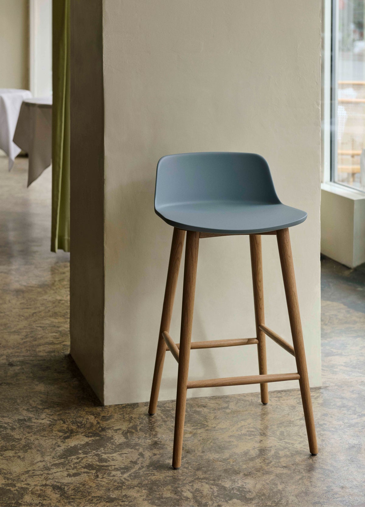 Hocker RELY zandkleurig met een eiken basis