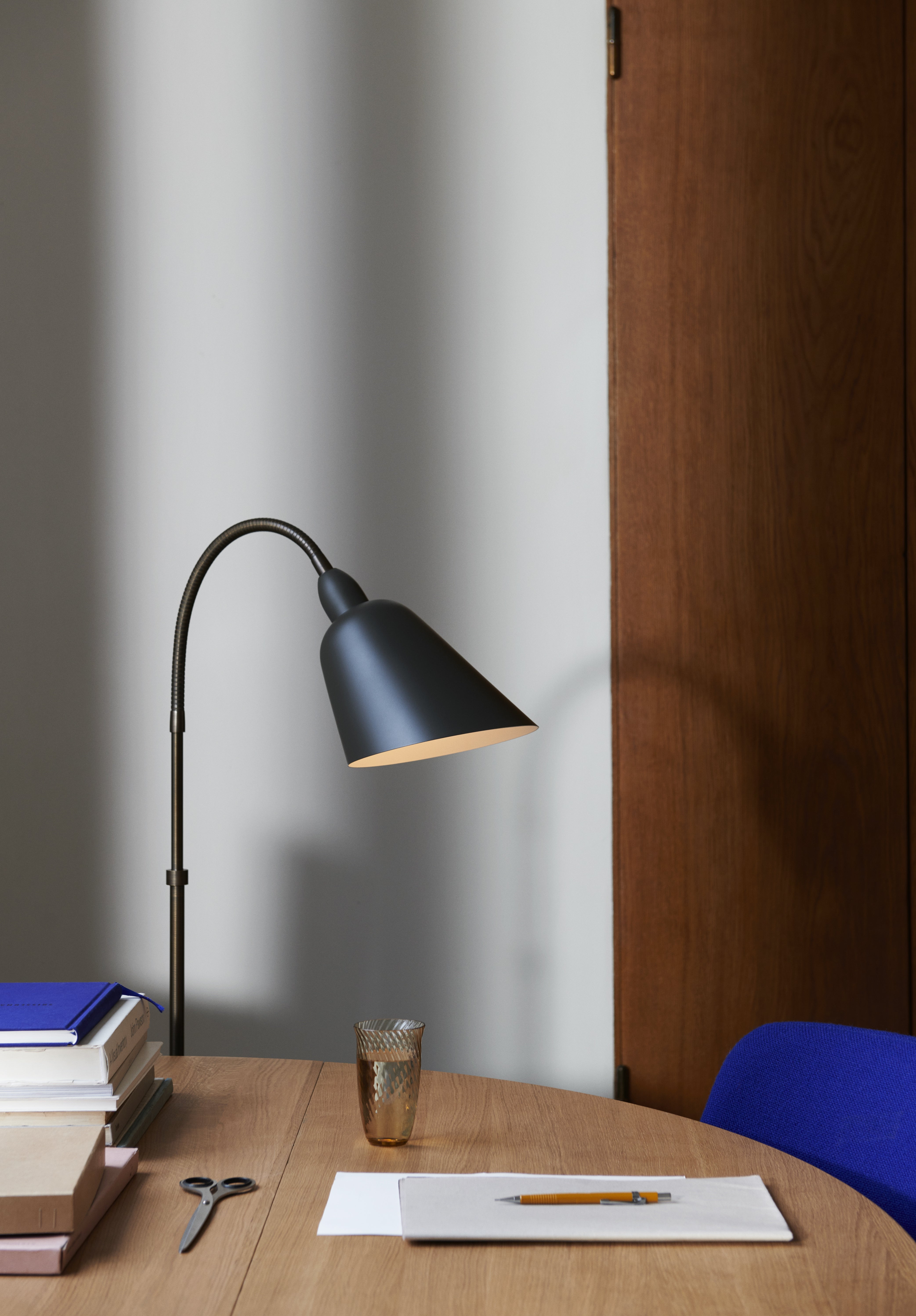 Vloerlamp BELLEVUE AJ7 grafiet met bruin messing voet