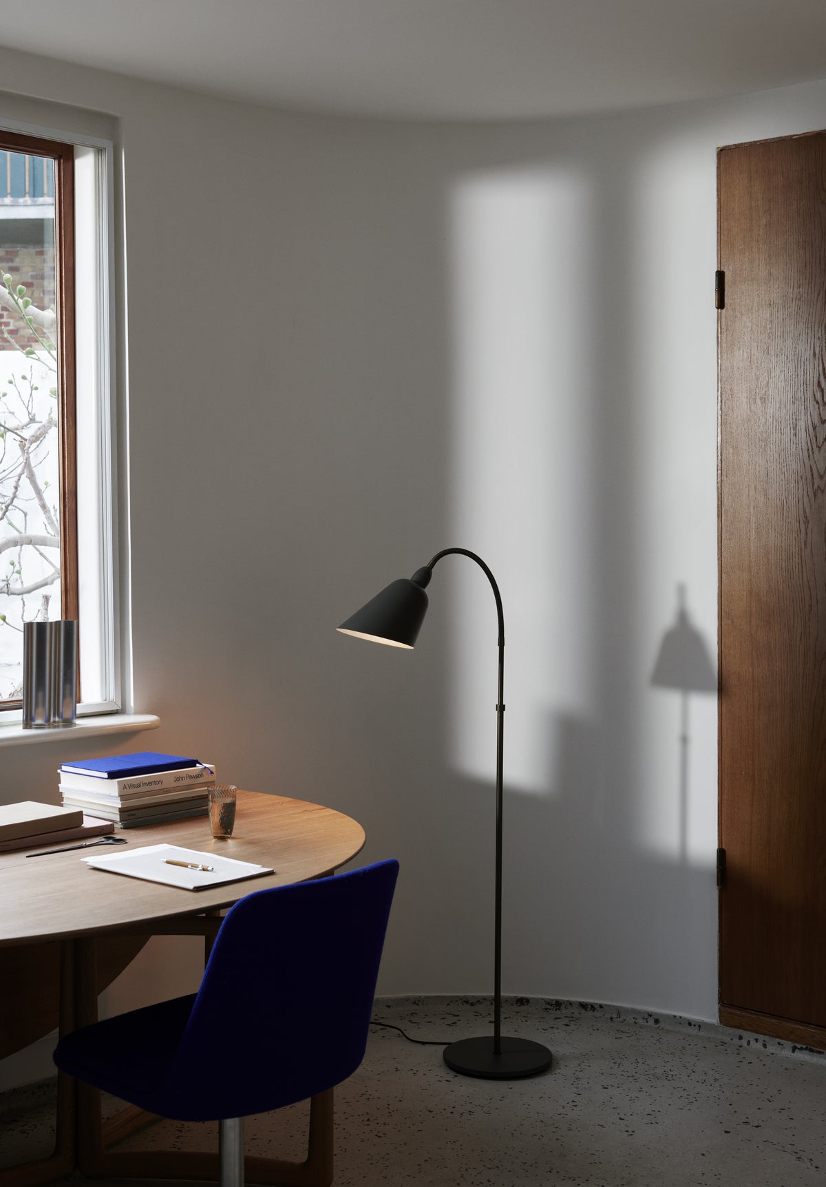 Vloerlamp BELLEVUE AJ7 grafiet met bruin messing voet