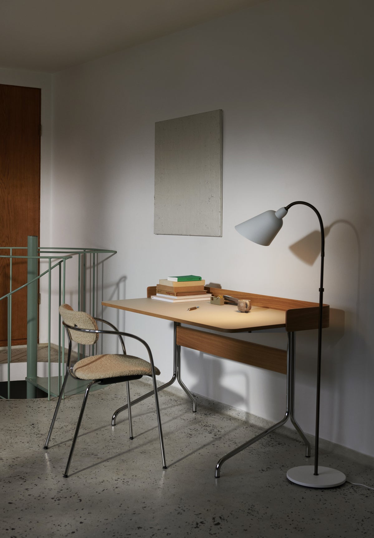 Vloerlamp BELLEVUE AJ7 grafiet met bruin messing voet