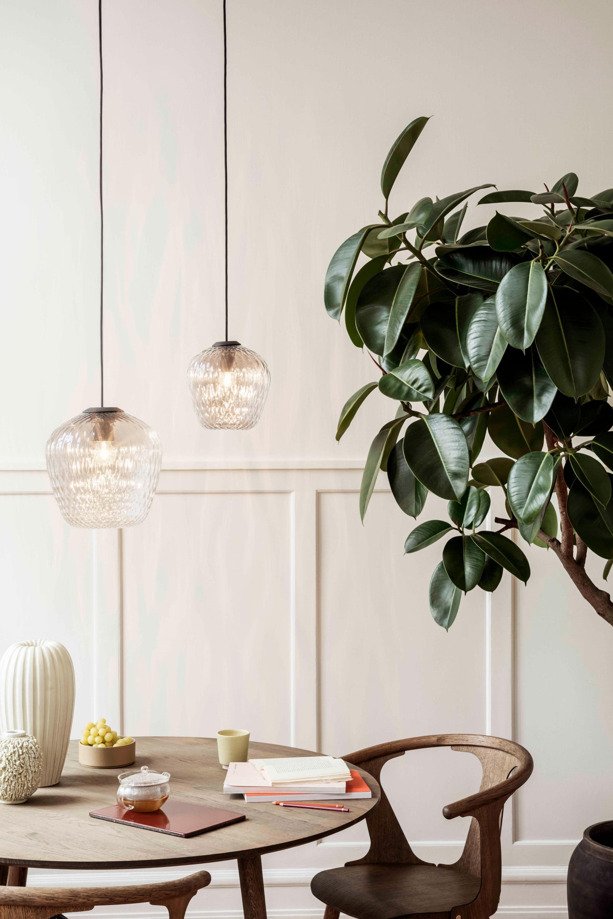 Ronde tafel IN BETWEEN zwart gelakt eiken