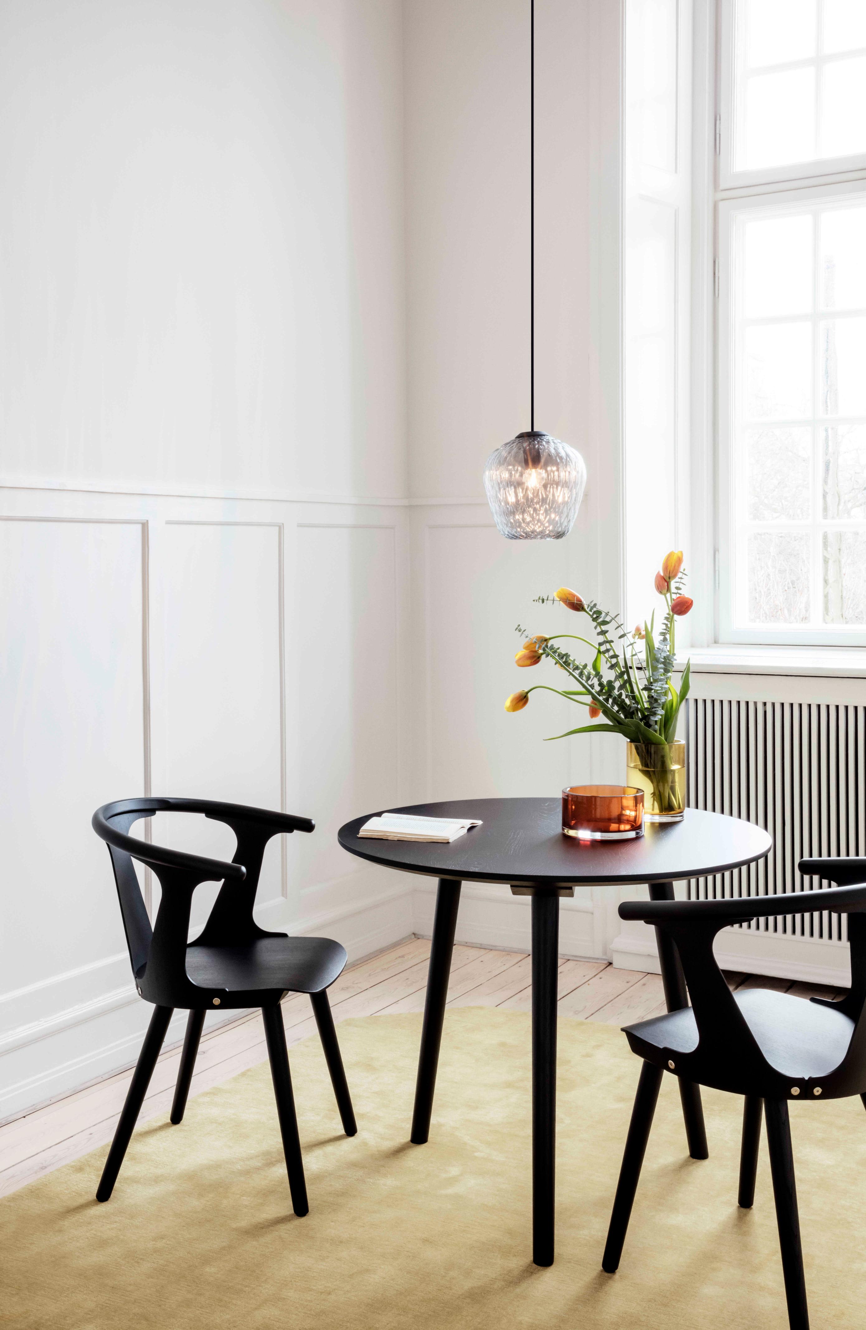 Ronde tafel IN BETWEEN zwart gelakt eiken