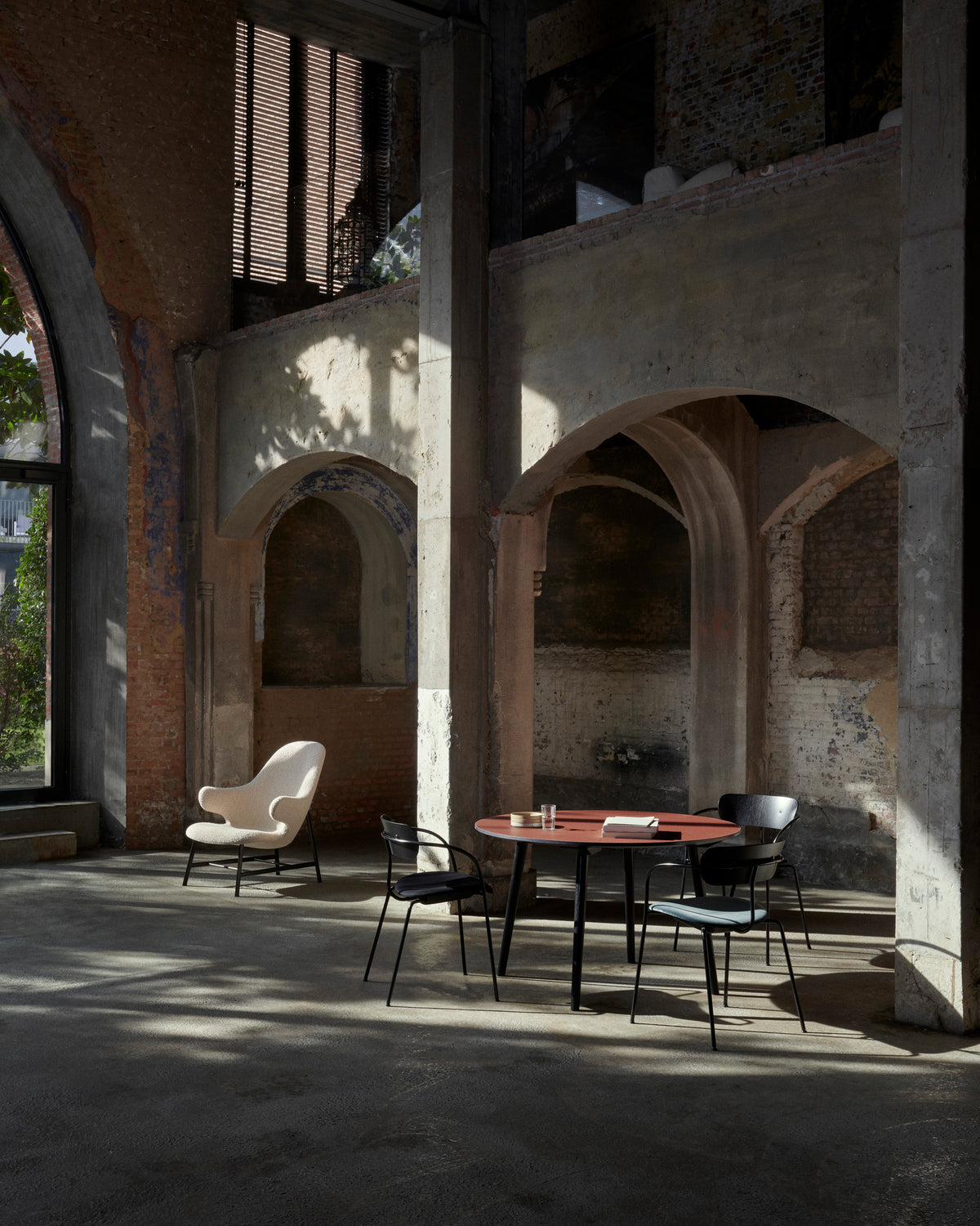 Fauteuil CATCH JH14 gestoffeerd met een zwarte basis