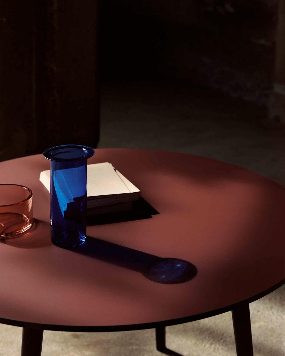 Ronde tafel IN BETWEEN zwart gelakt eiken
