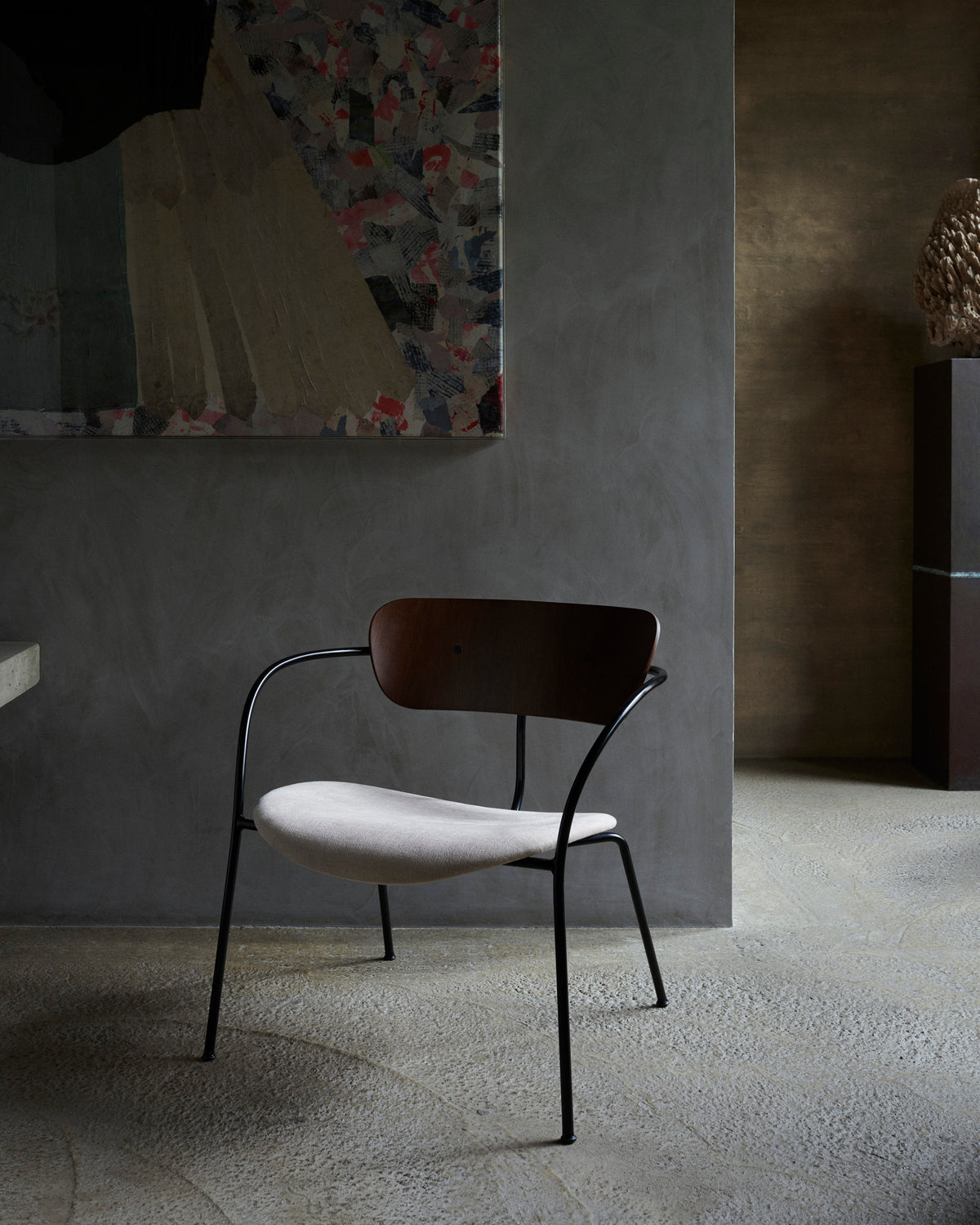 Fauteuil met armleuningen PAVILION AV11 gestoffeerd met een zwarte basis