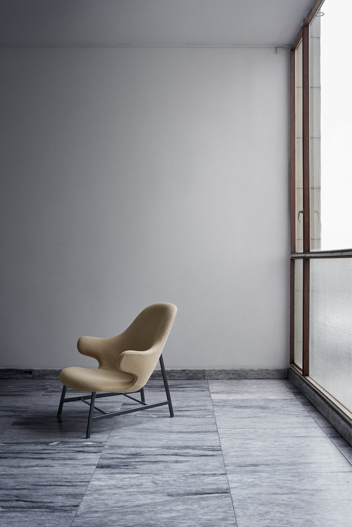 Fauteuil CATCH JH14 gestoffeerd met een zwarte basis