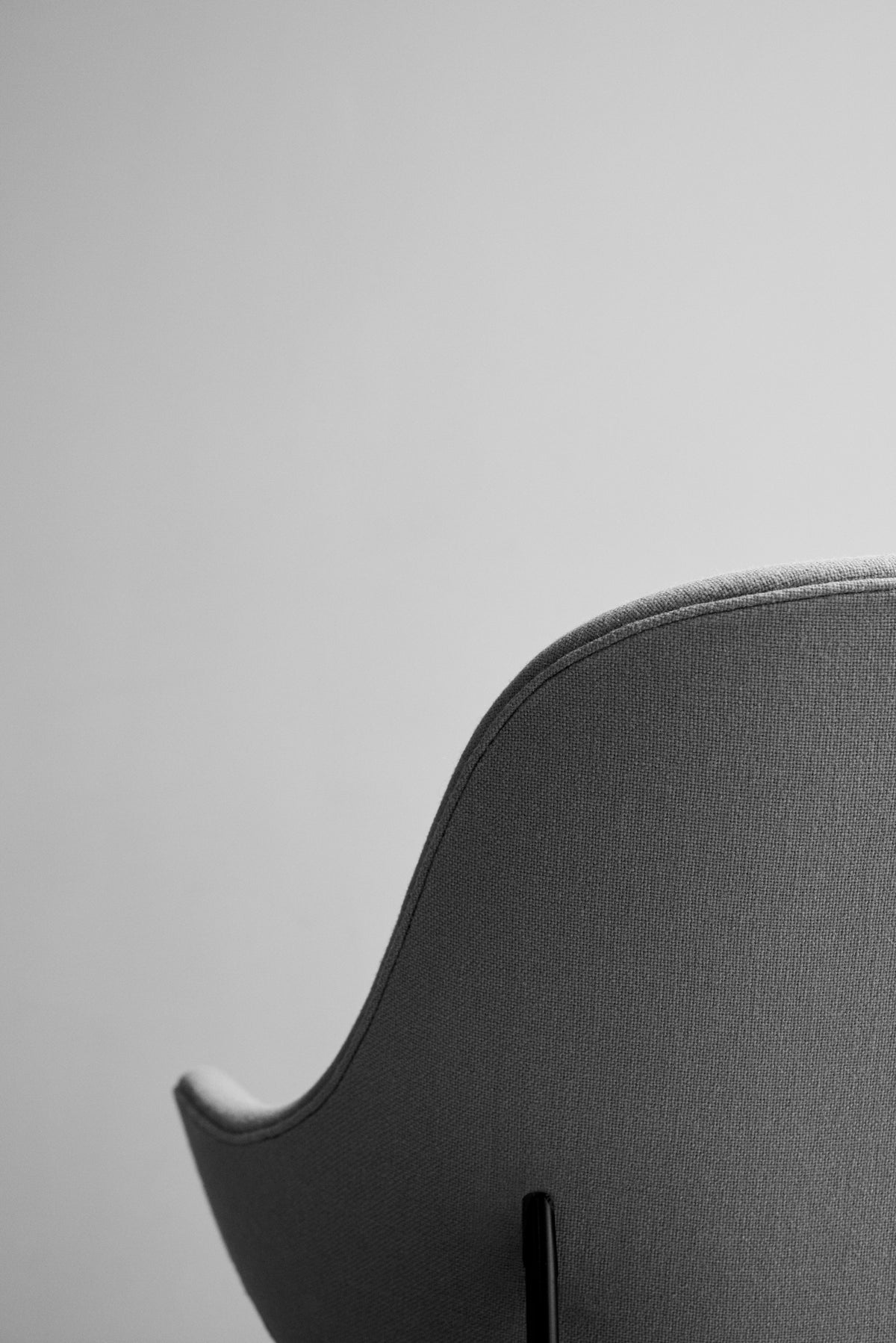 Fauteuil CATCH JH14 gestoffeerd met een zwarte basis