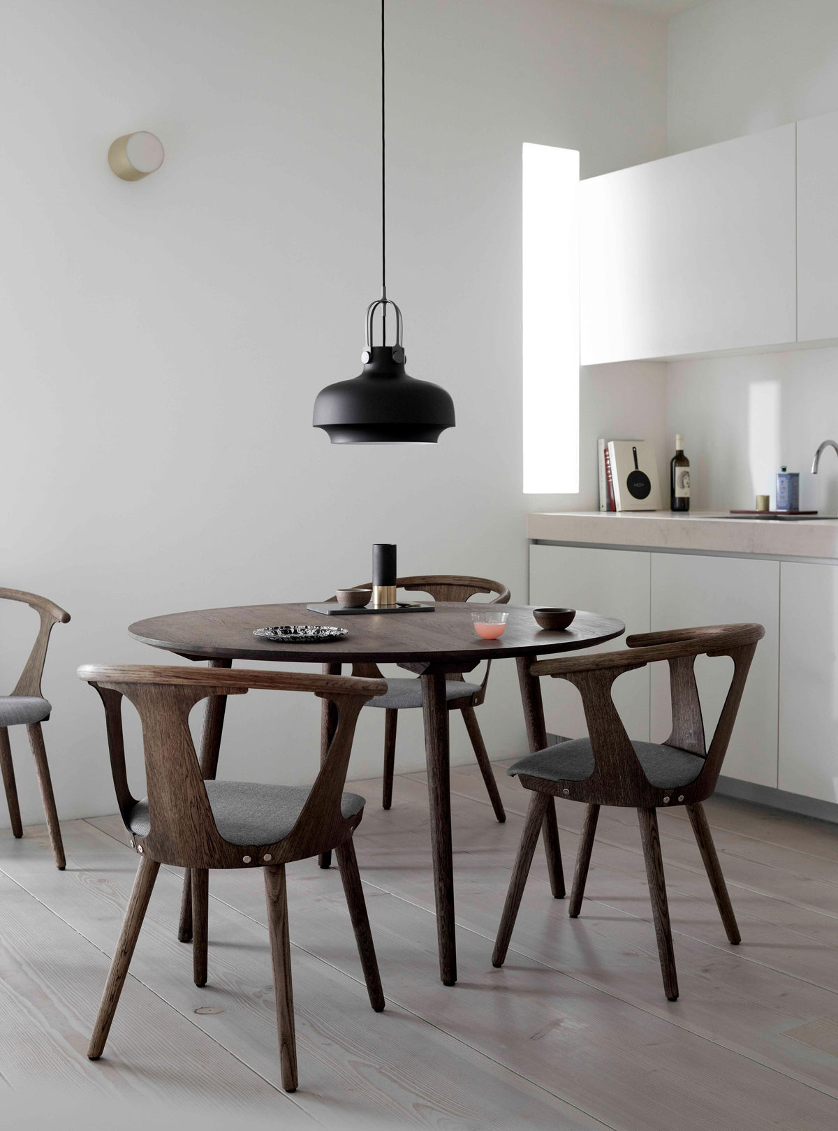 Ronde tafel IN BETWEEN zwart gelakt eiken