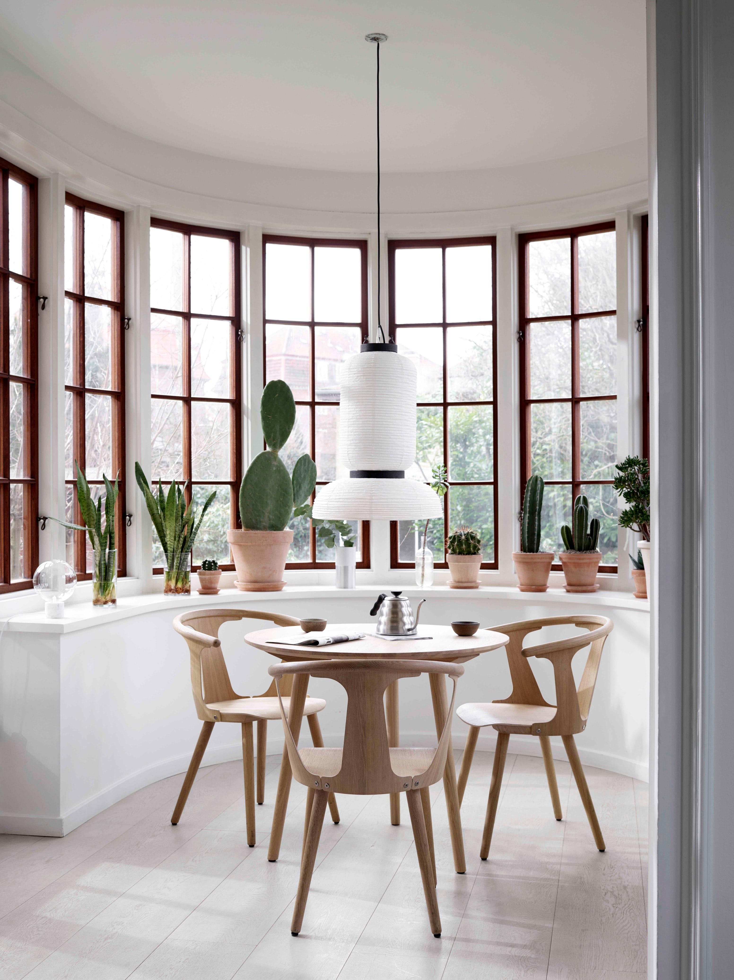 Ronde tafel IN BETWEEN zwart gelakt eiken