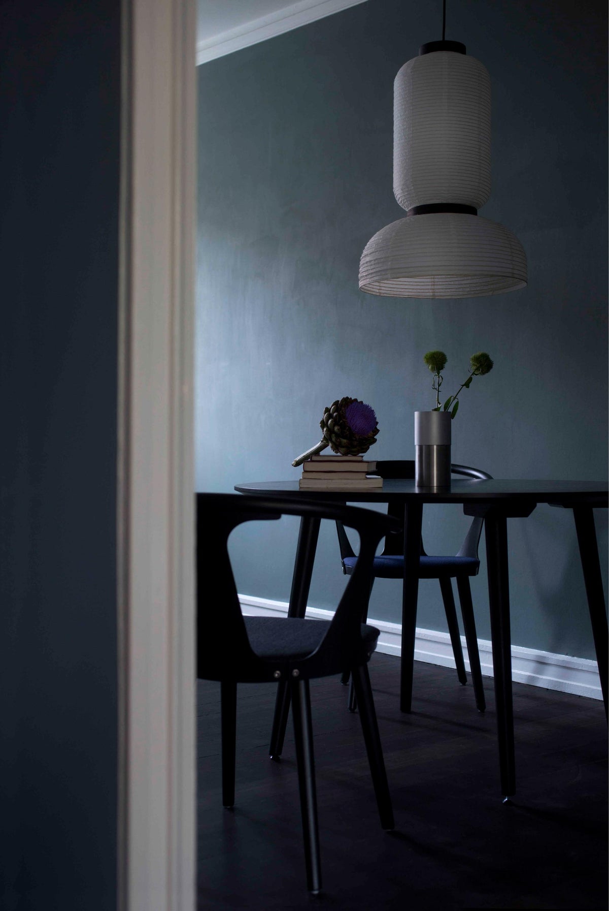 Ronde tafel IN BETWEEN zwart gelakt eiken