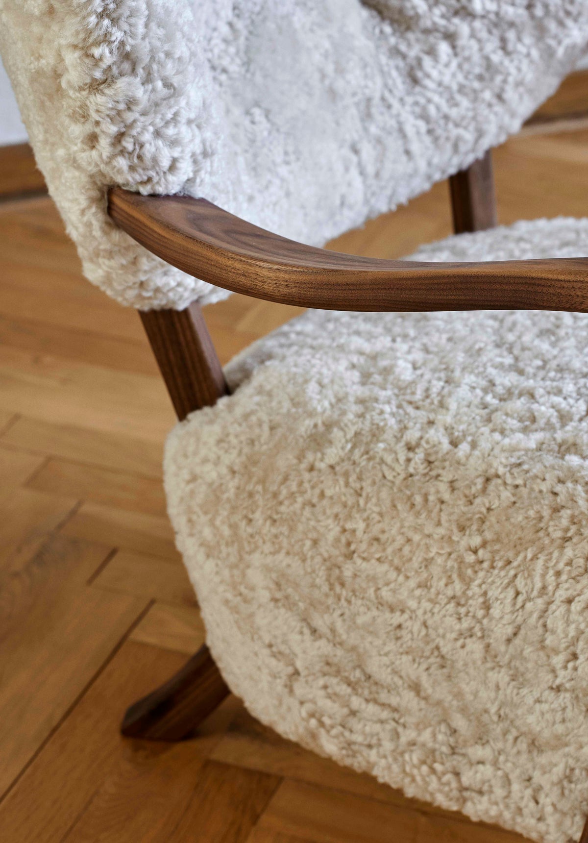 WULFF ATD2 fauteuil gestoffeerd met een notenhouten basis