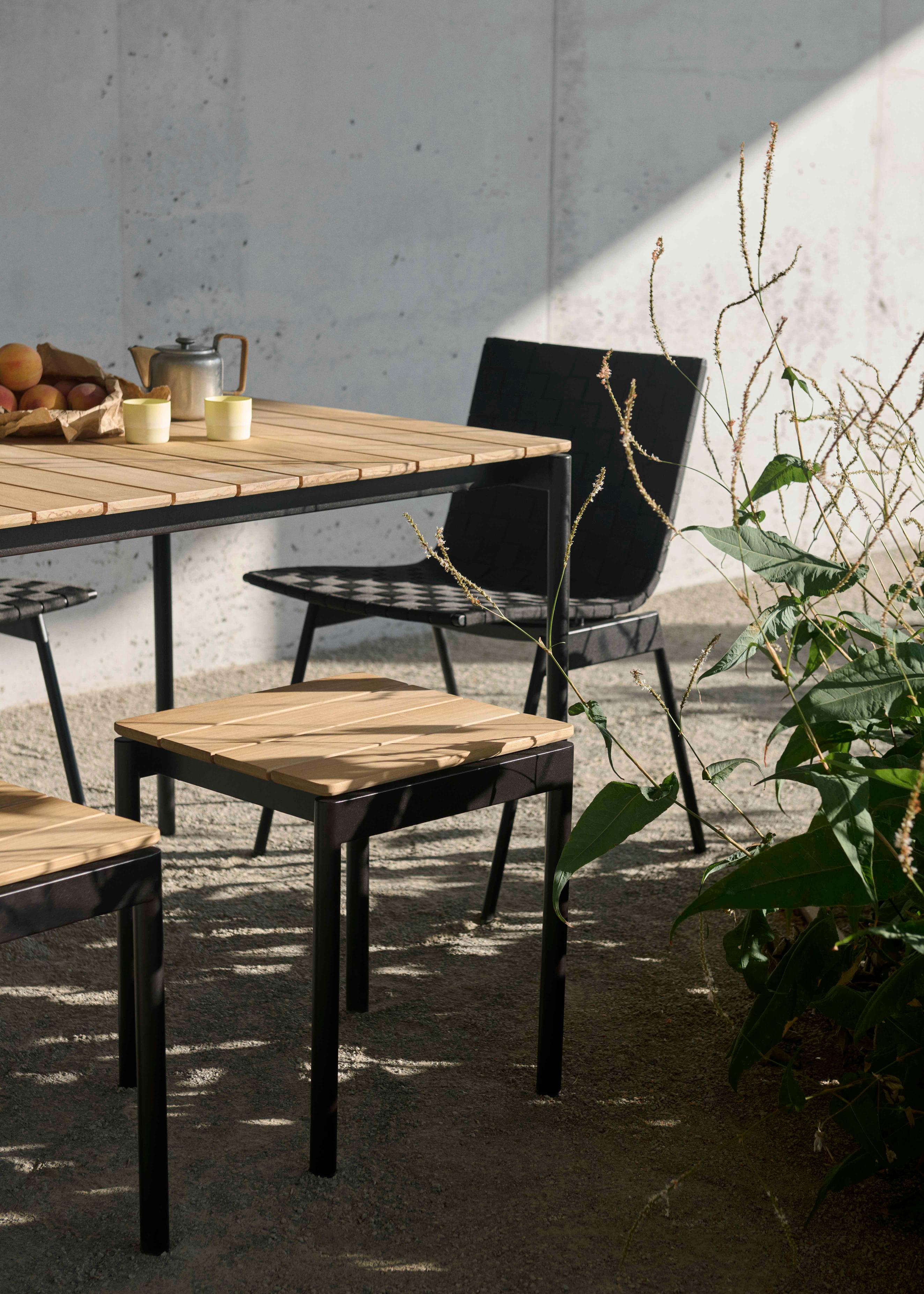 Buiten tafel VILLE teakhout met zwarte basis