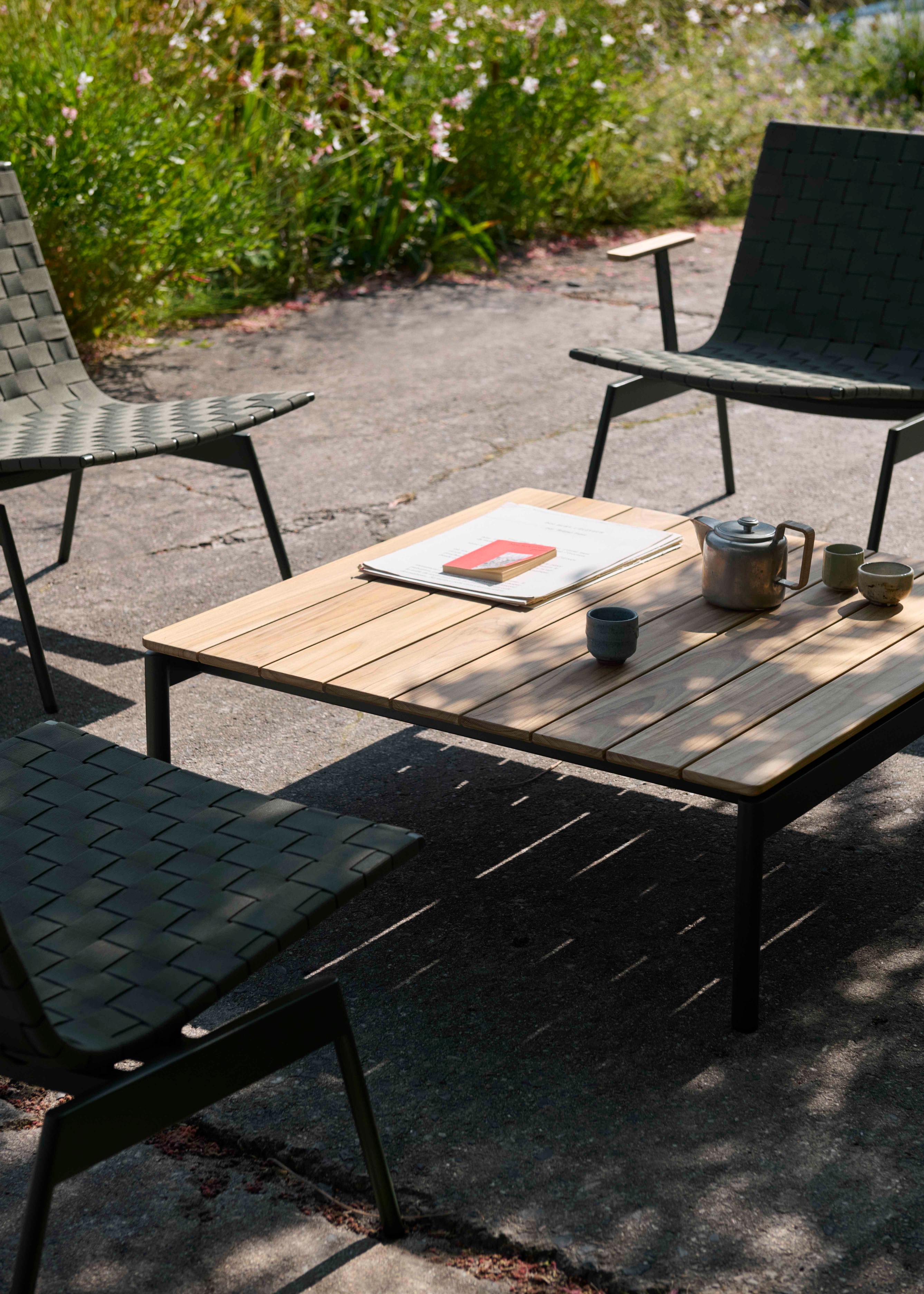 Buiten koffietafel VILLE AV50 teakhout met donkergroene basis
