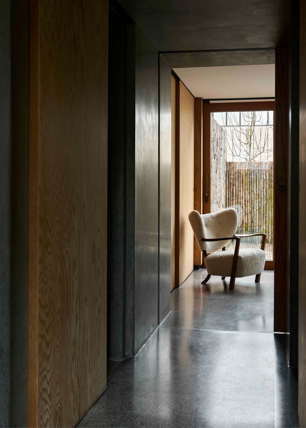 WULFF ATD2 fauteuil gestoffeerd met een eiken basis