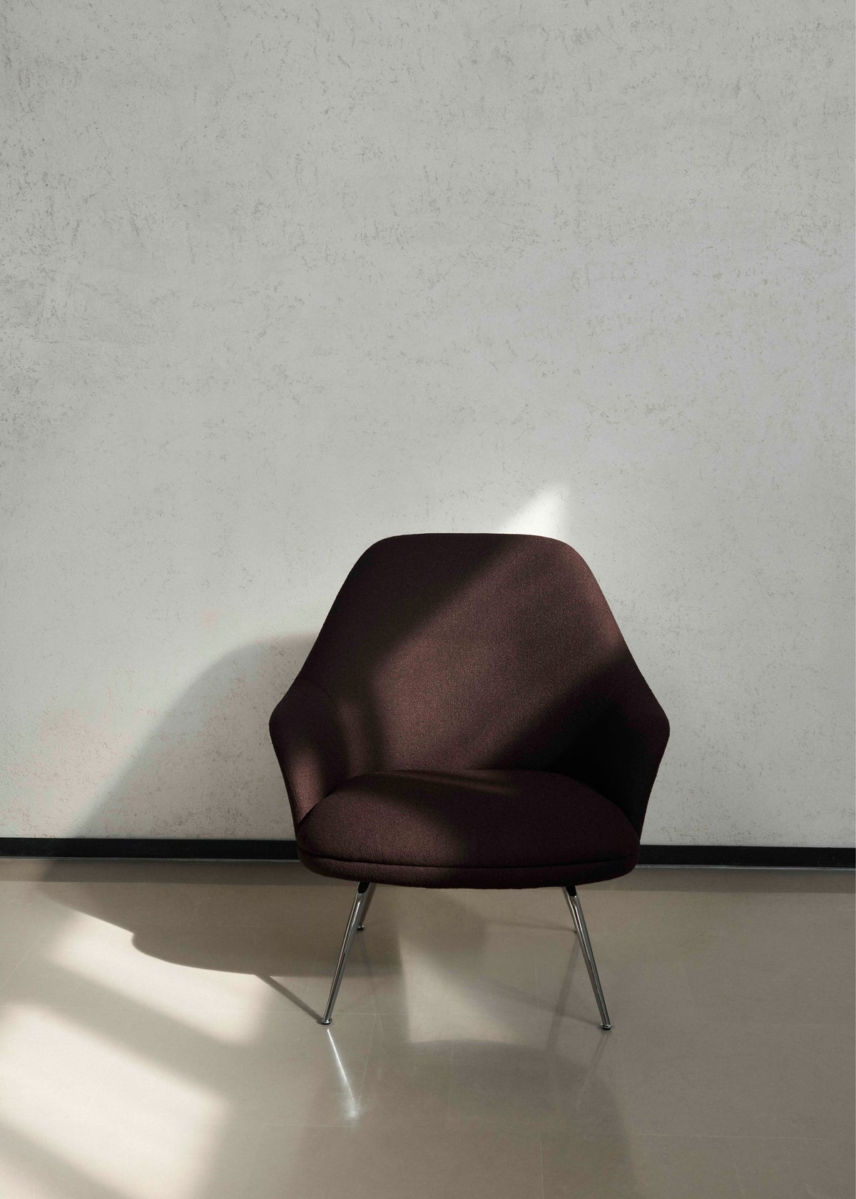 RELY HW140 fauteuil bekleed met een bruinachtige basis