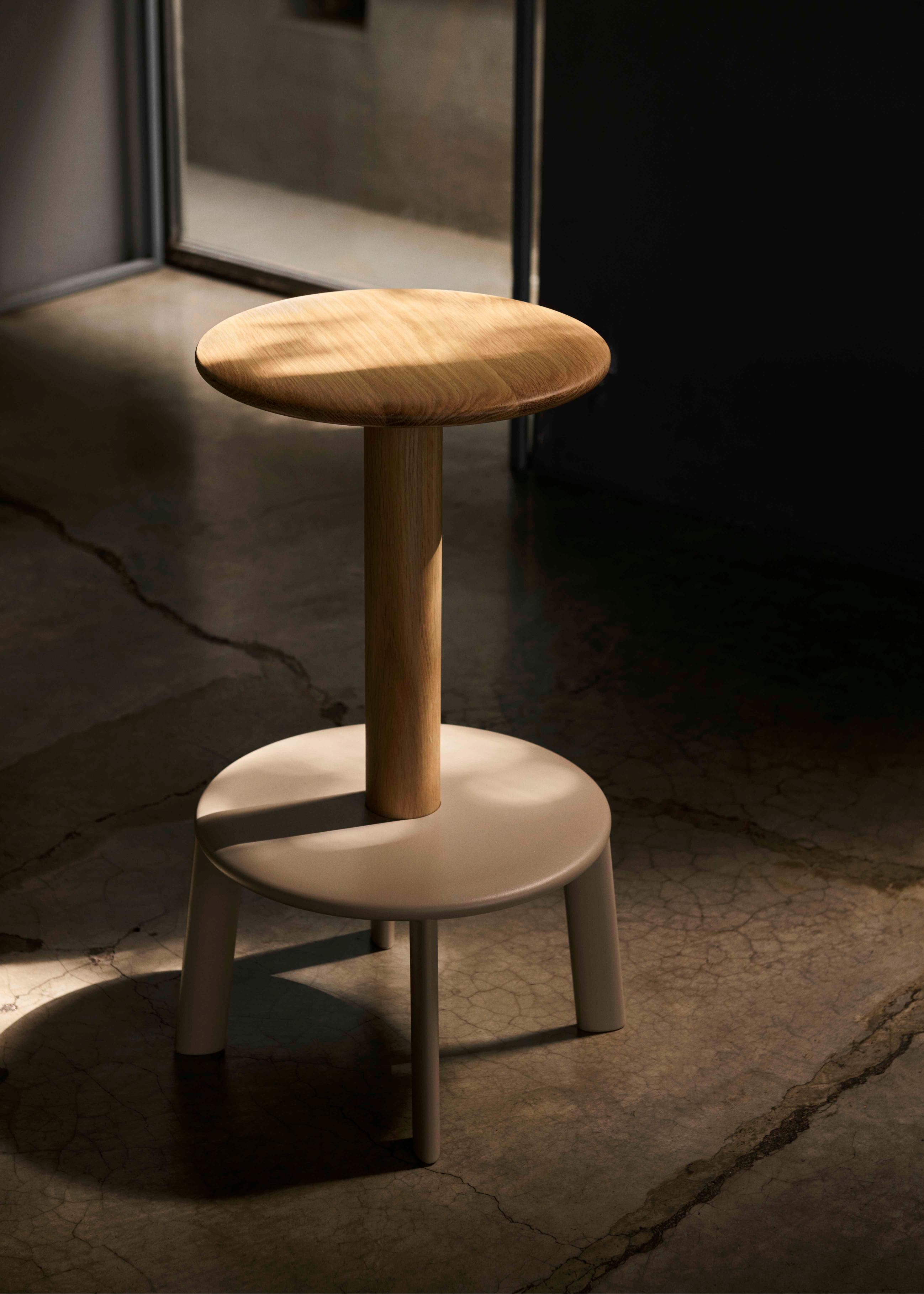 Hocker MASSIF gelakt eiken met een beige stalen basis