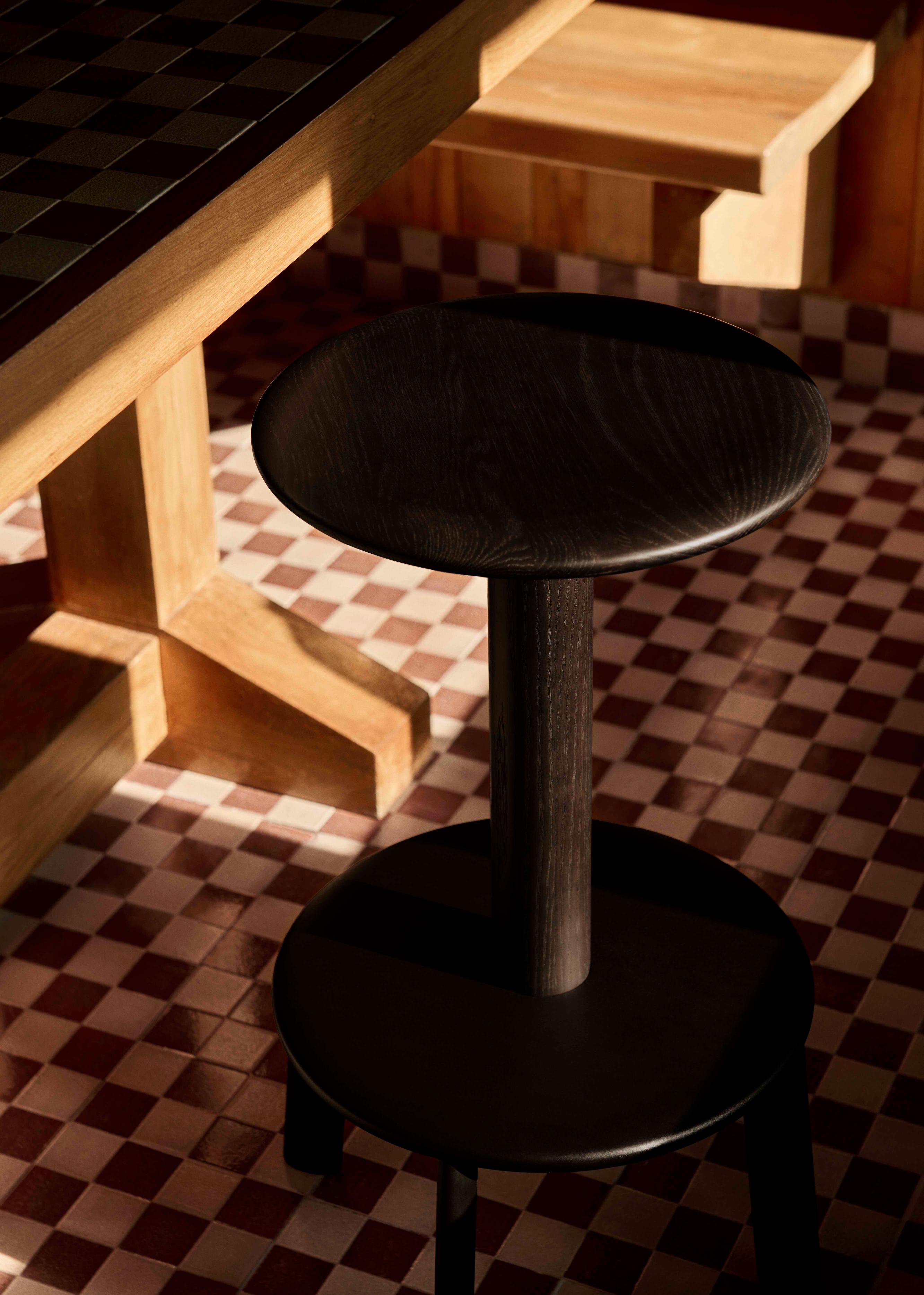 Hocker MASSIF gelakt eiken met een beige stalen basis