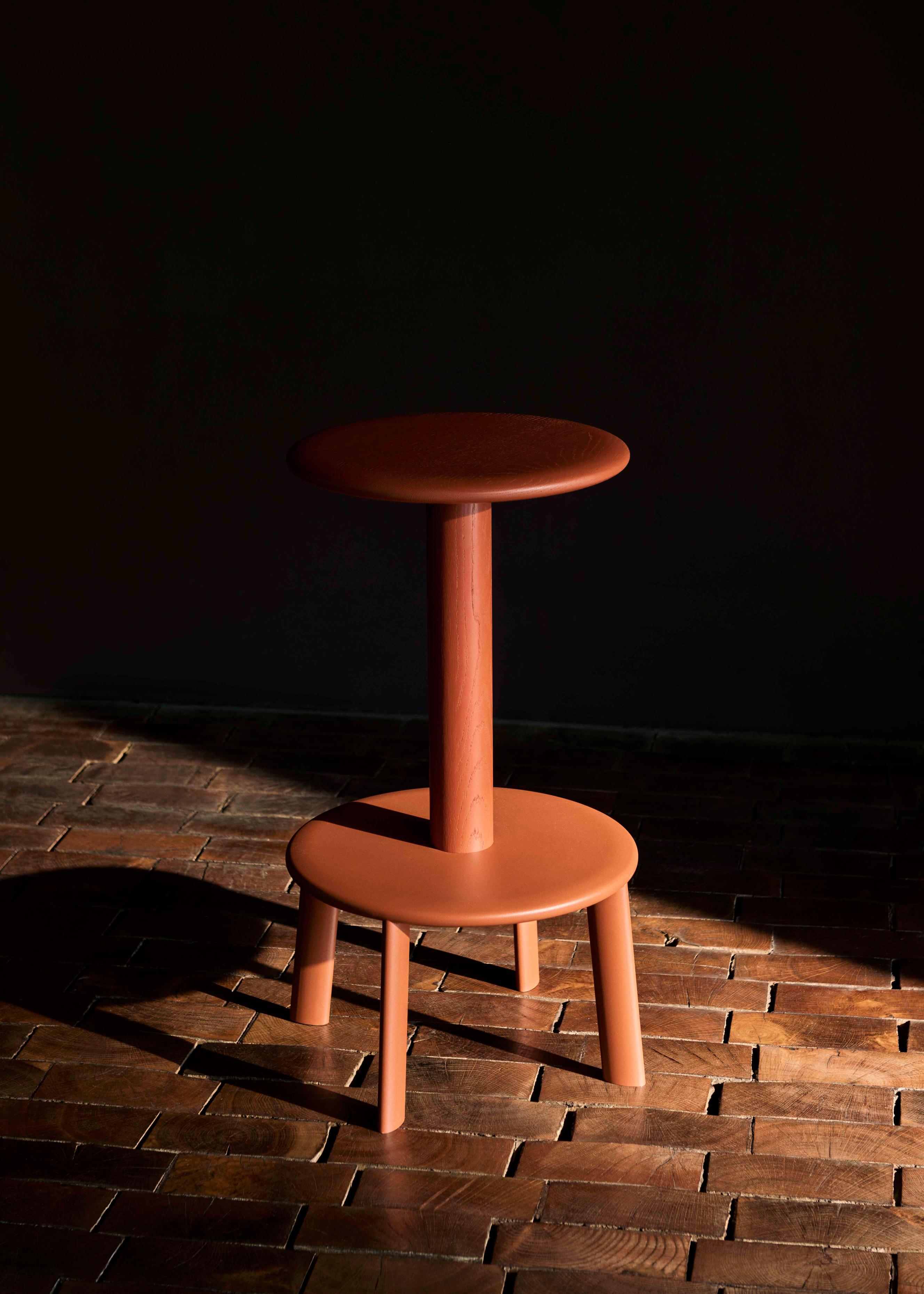 Hocker MASSIF gelakt eiken met een beige stalen basis