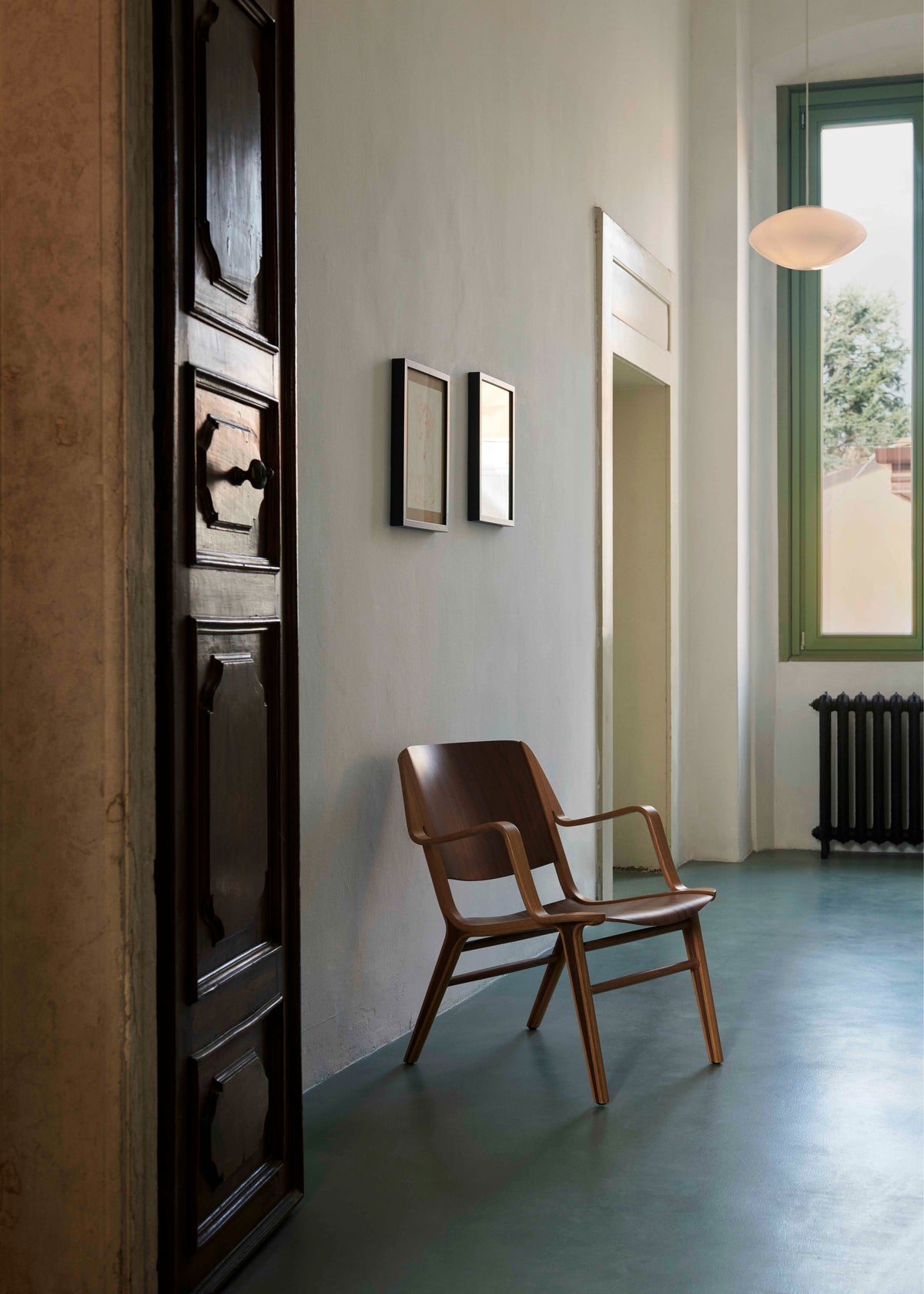 AX HM11 fauteuil donker gelakt eikenhout en eikenfineer