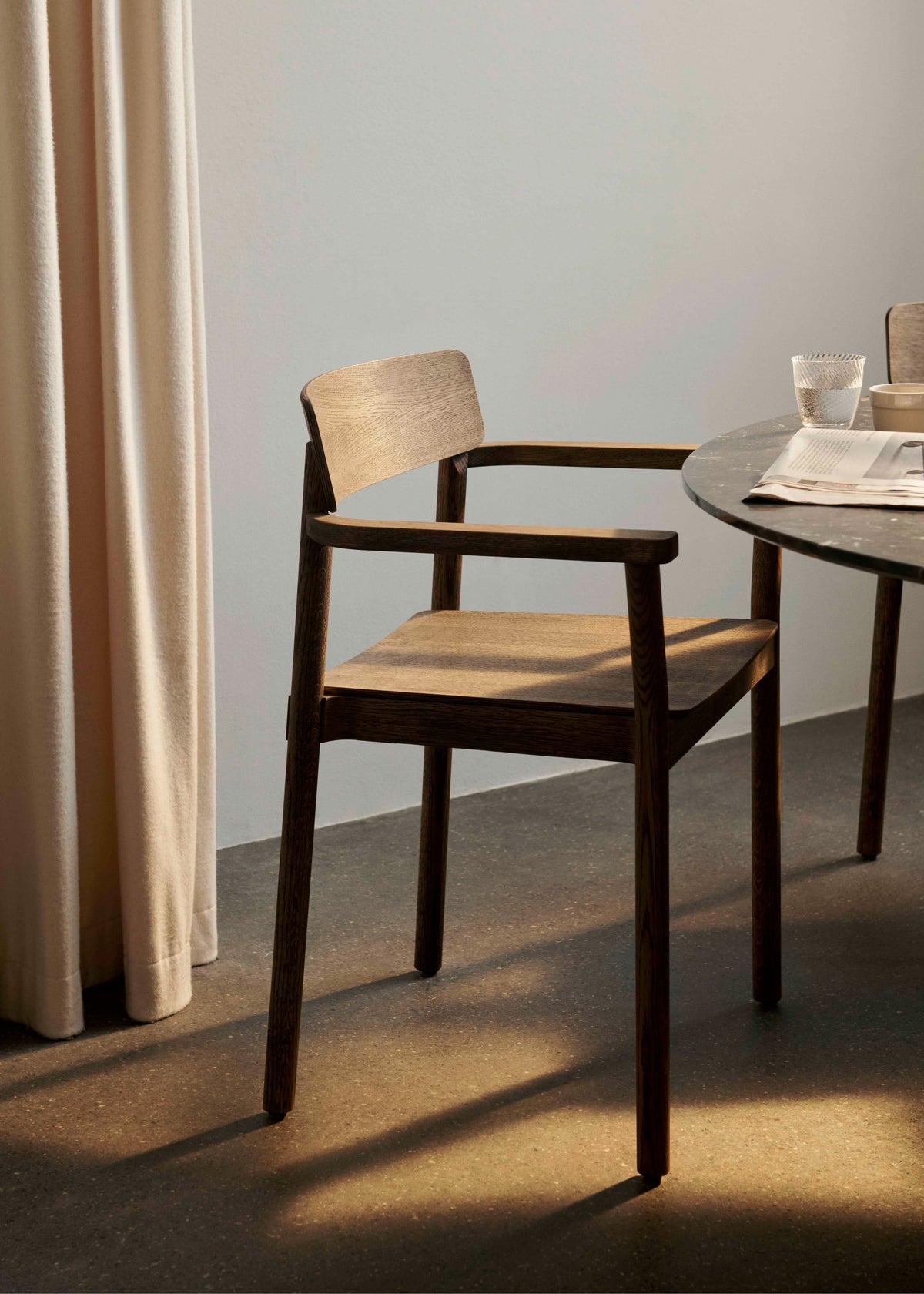 BETTY TK10 fauteuil met armleuningen zwart gelakt essen