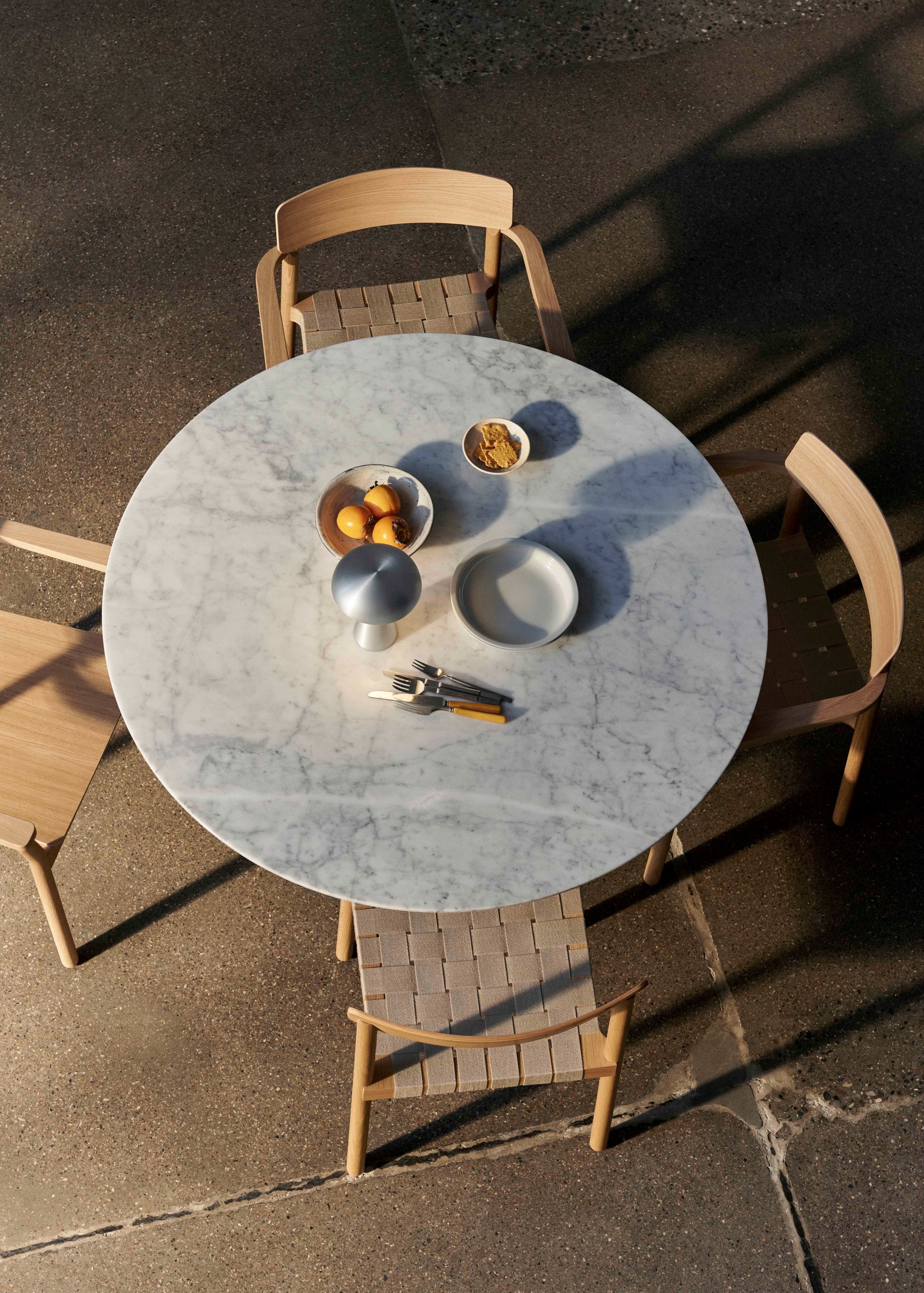 BETTY TK9 fauteuil met armleuningen zwart geweven zitting met zwart gelakt essen