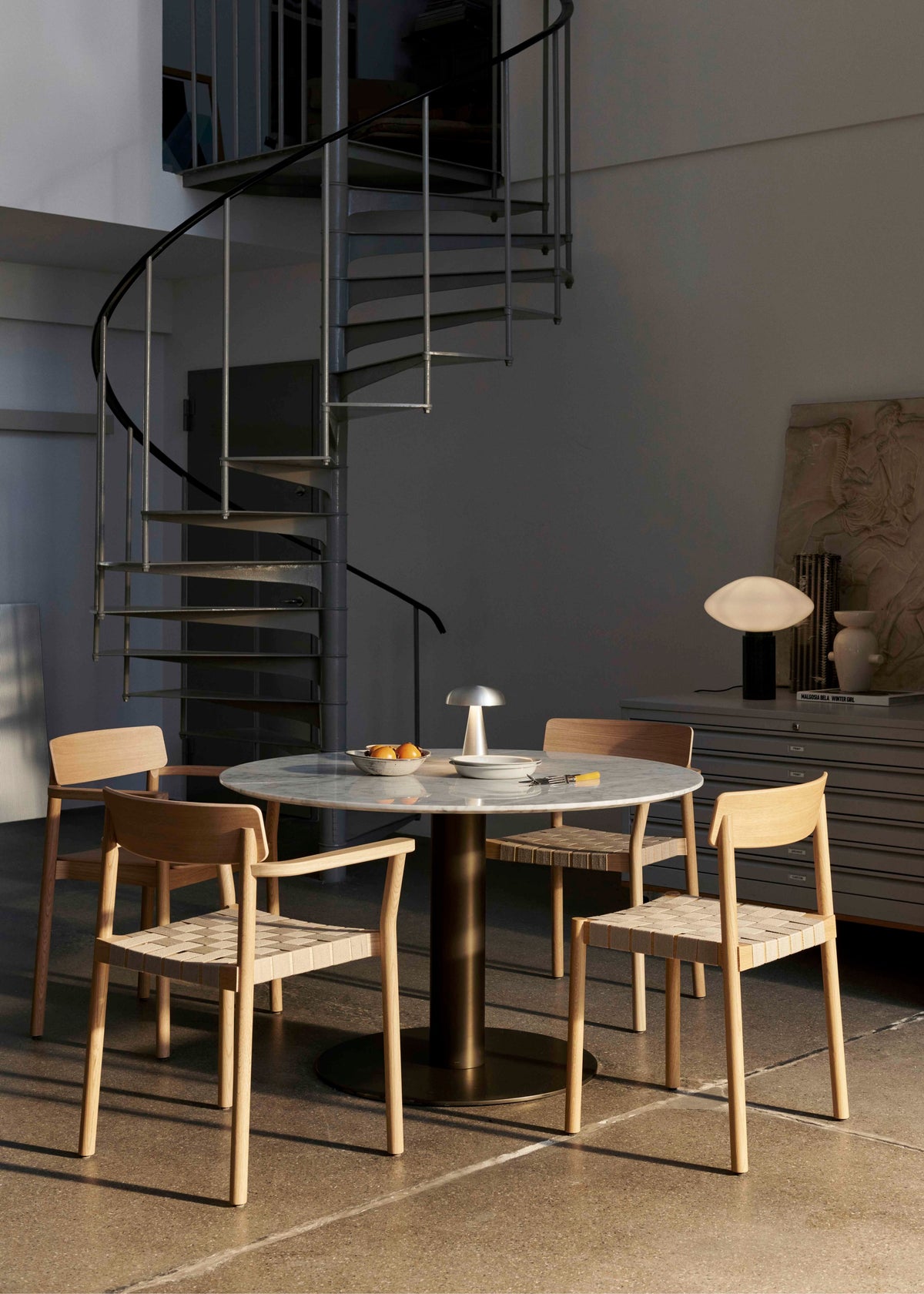 BETTY TK10 fauteuil met armleuningen zwart gelakt essen