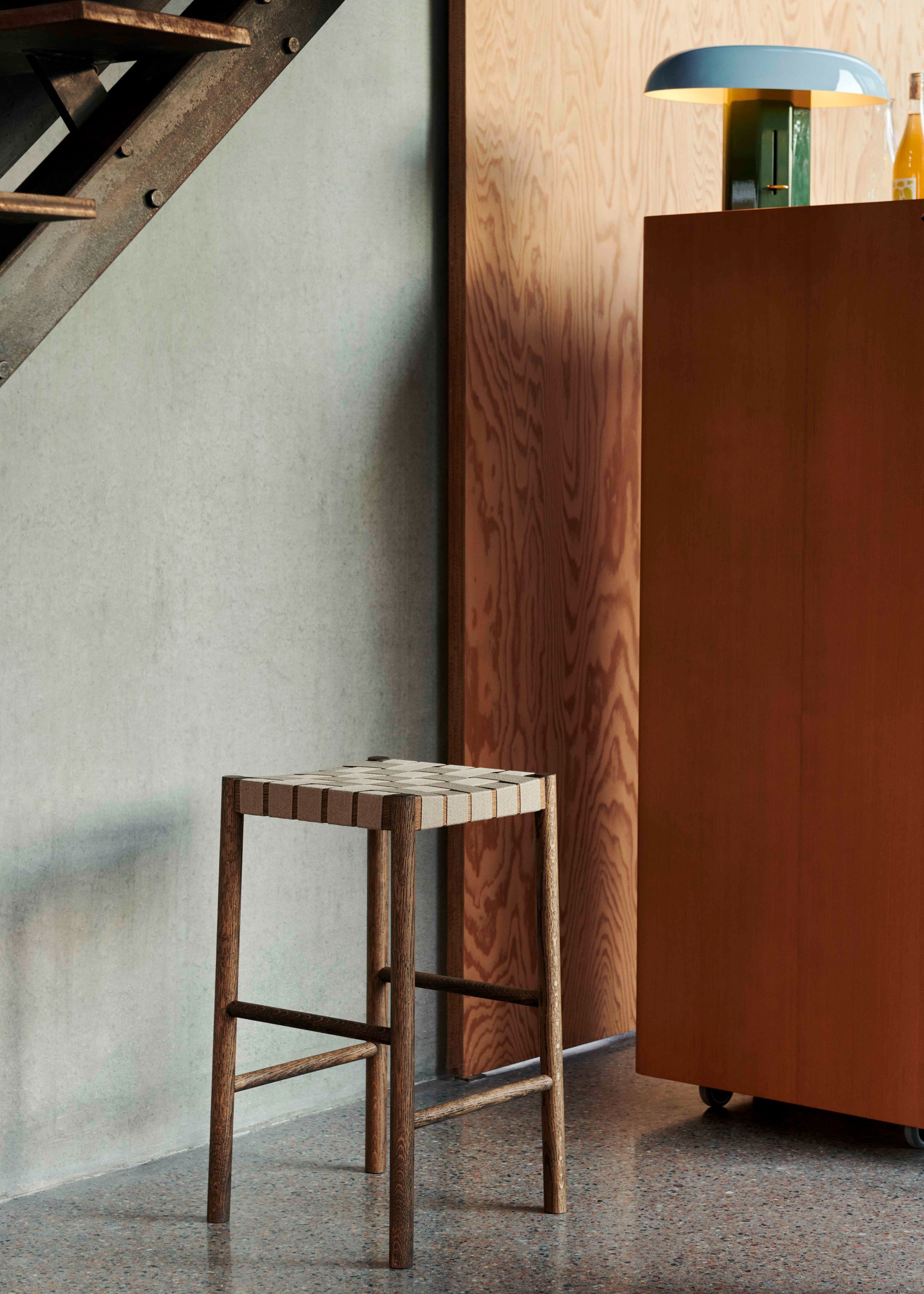 Hocker BETTY met beige geweven zitting en gerookt, geolied eikenhout