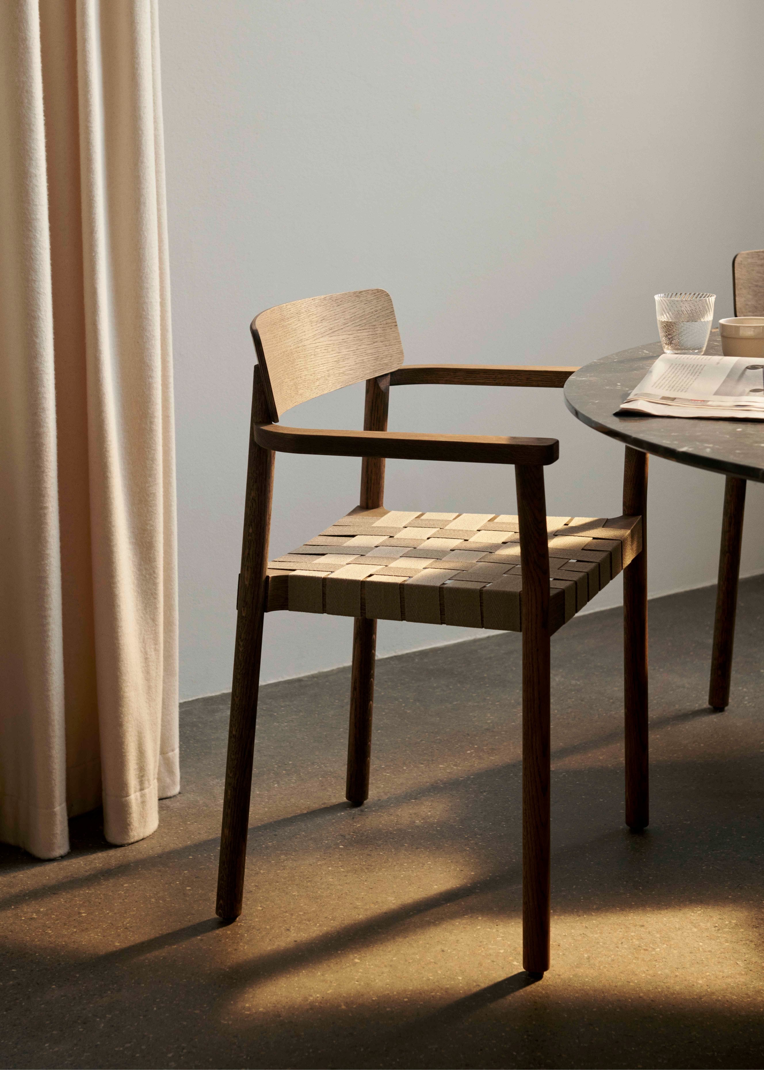 BETTY TK9 fauteuil met armleuningen zwart geweven zitting met zwart gelakt essen