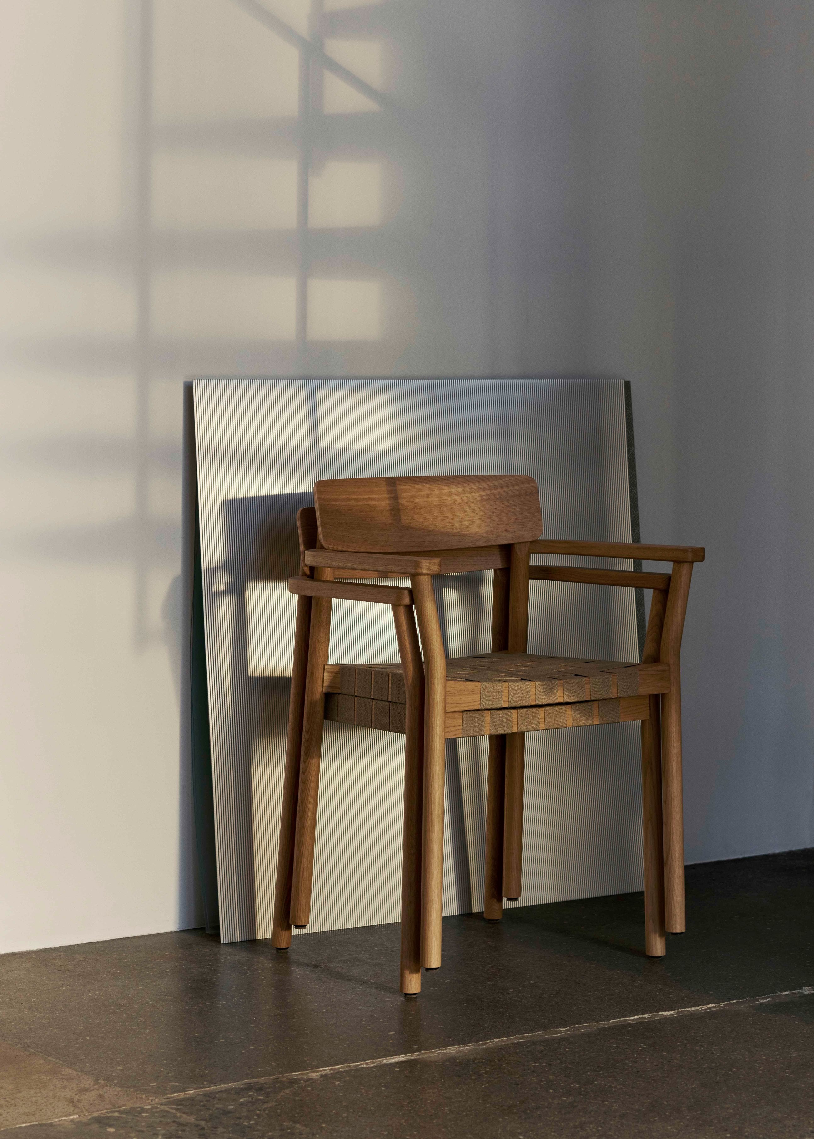 BETTY TK9 fauteuil met armleuningen zwart geweven zitting met zwart gelakt essen