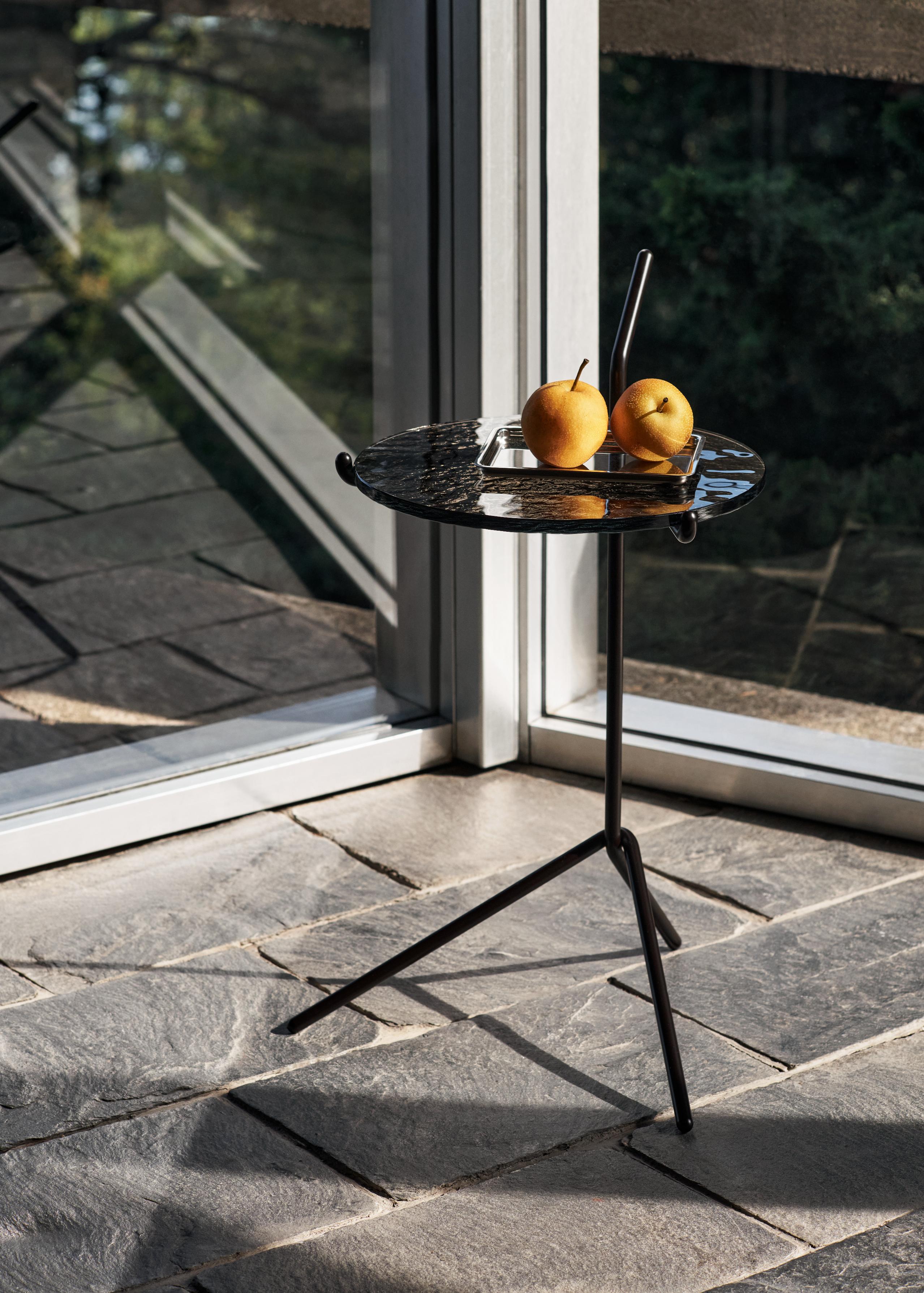 Bijzettafel HALTEN SH9 met een rookglazen blad en een zwarte basis.