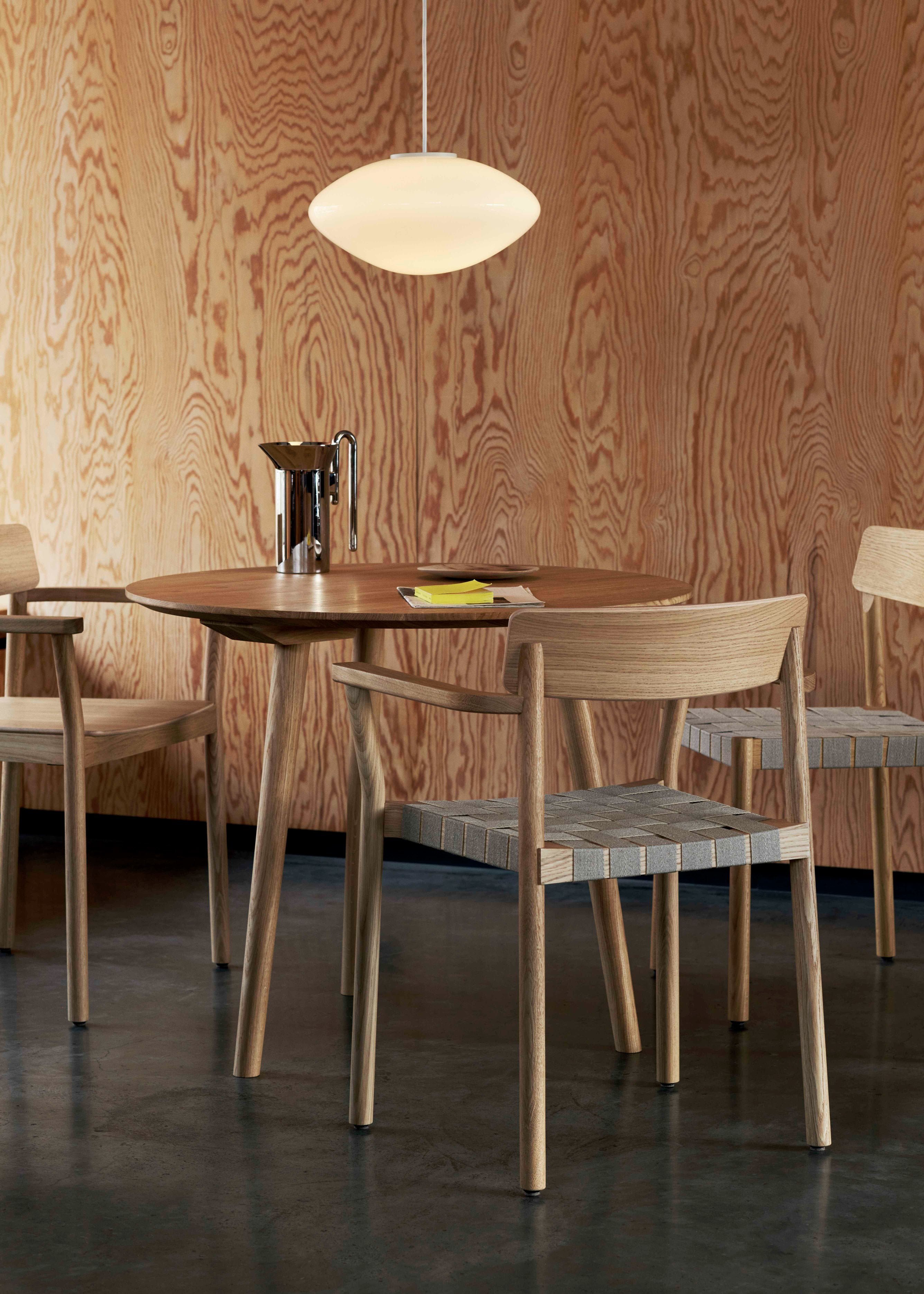 BETTY TK9 fauteuil met armleuningen zwart geweven zitting met zwart gelakt essen