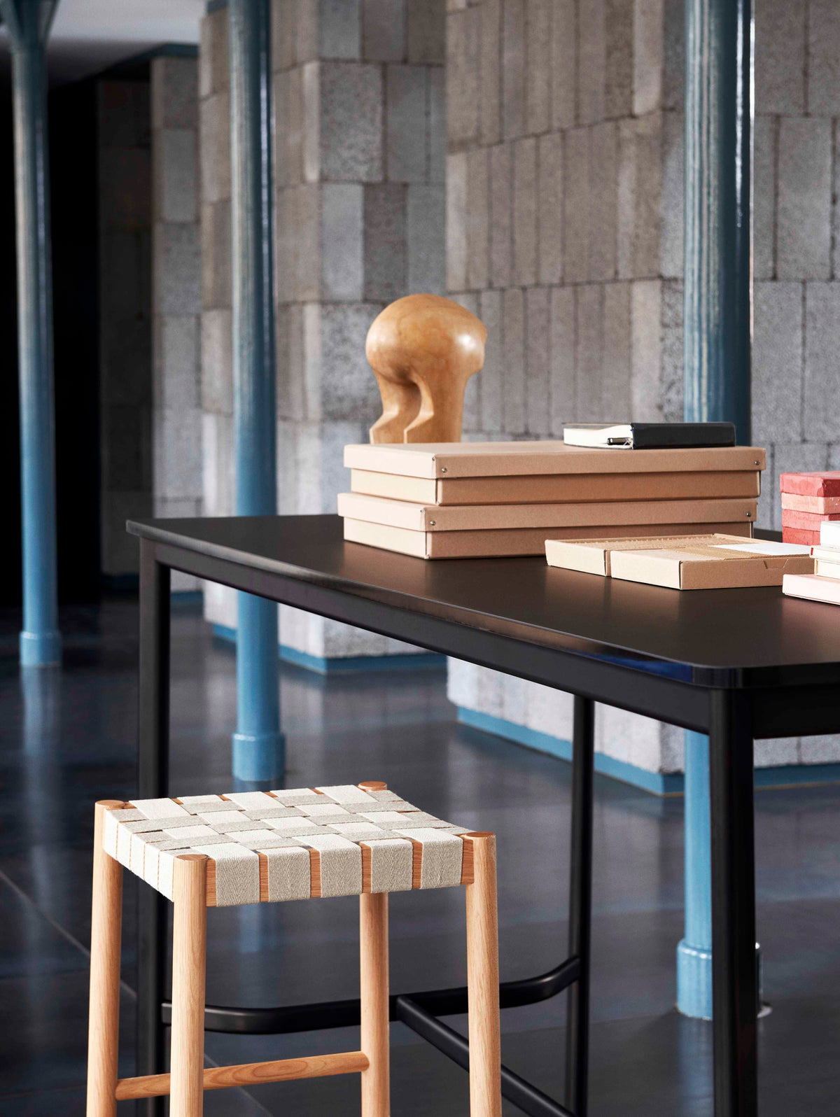 Hocker BETTY met beige geweven zitting en gerookt, geolied eikenhout