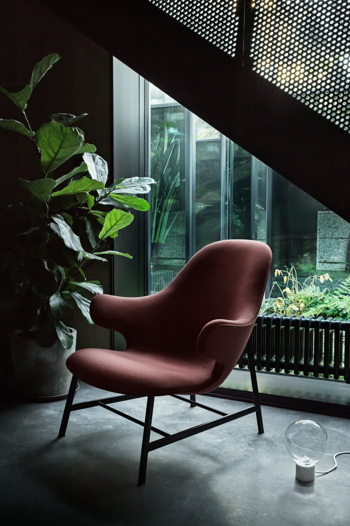 Fauteuil CATCH JH14 gestoffeerd met een zwarte basis