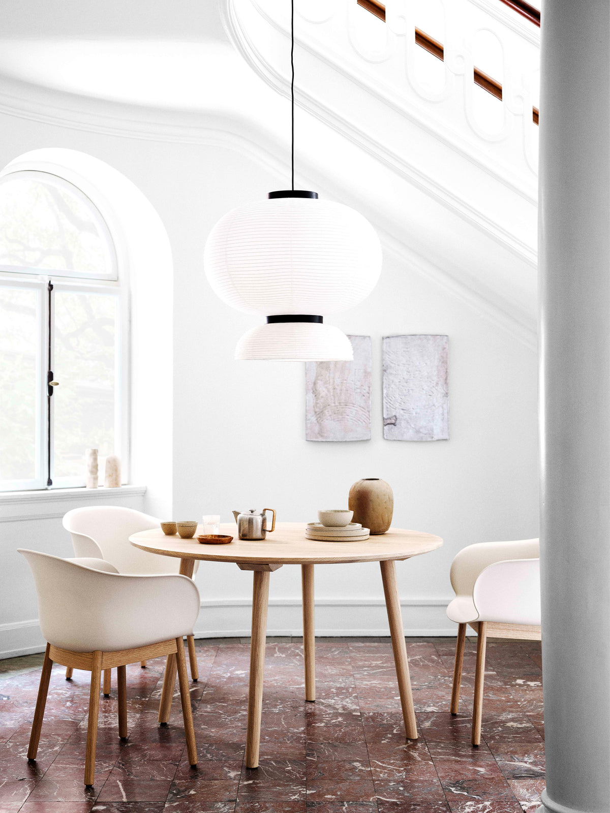 Ronde tafel IN BETWEEN zwart gelakt eiken