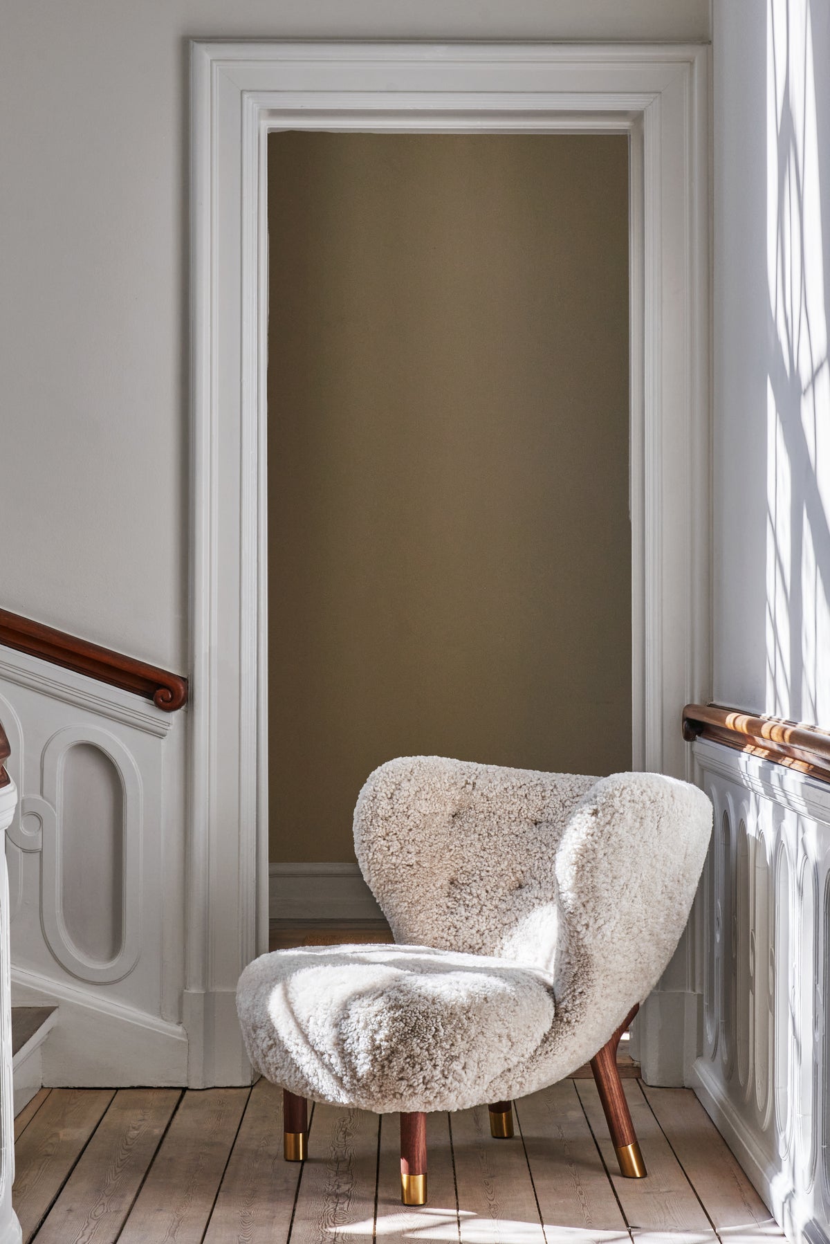 Fauteuil LITTLE PETRA VB1 gestoffeerd met een eiken basis