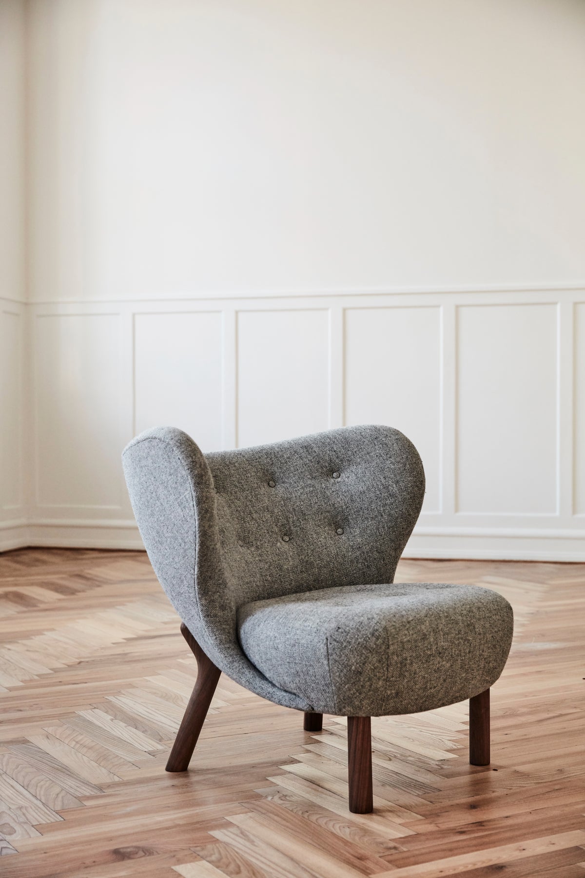 Fauteuil LITTLE PETRA VB1 gestoffeerd met een notenhouten basis