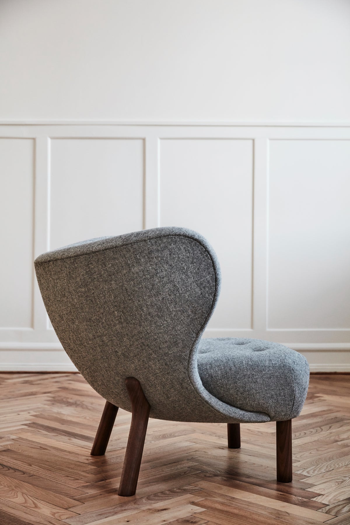 Fauteuil LITTLE PETRA VB1 gestoffeerd met een notenhouten basis