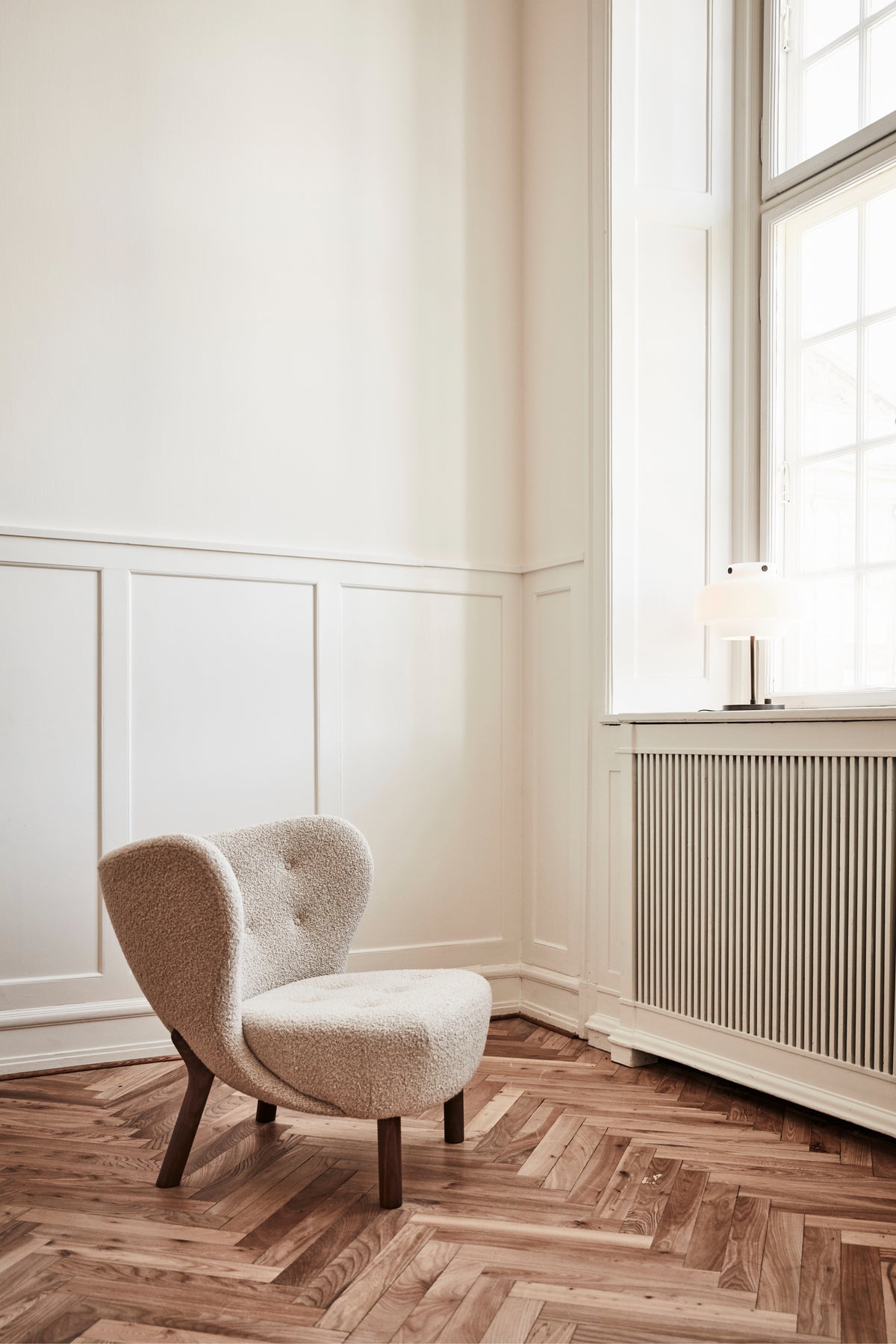 Fauteuil LITTLE PETRA VB1 gestoffeerd met een eiken basis