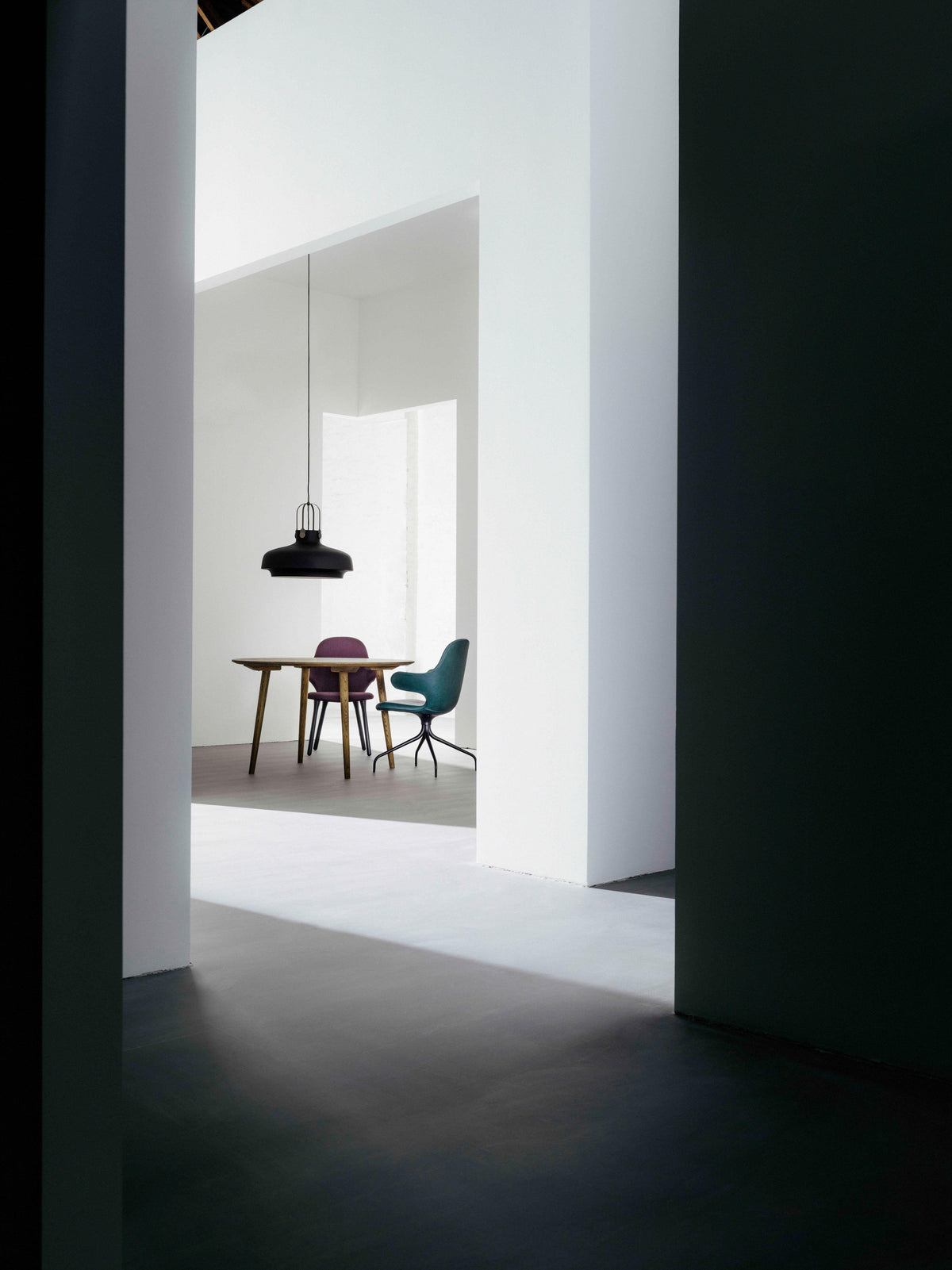 Ronde tafel IN BETWEEN zwart gelakt eiken