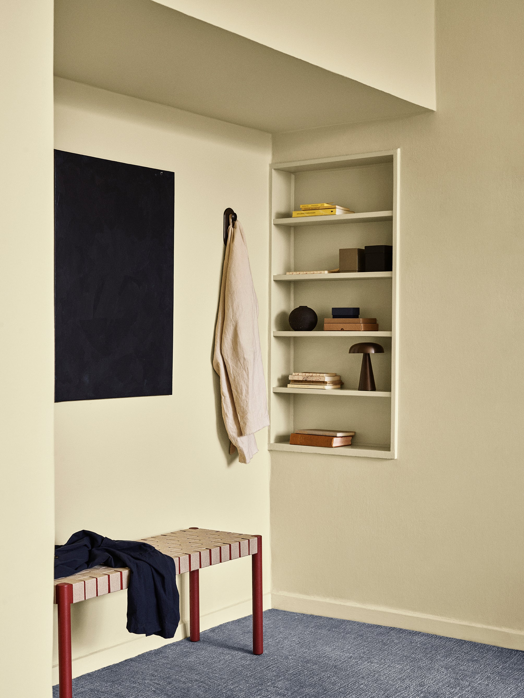 Bank BETTY met beige geweven zitting van gerookt, geolied eiken