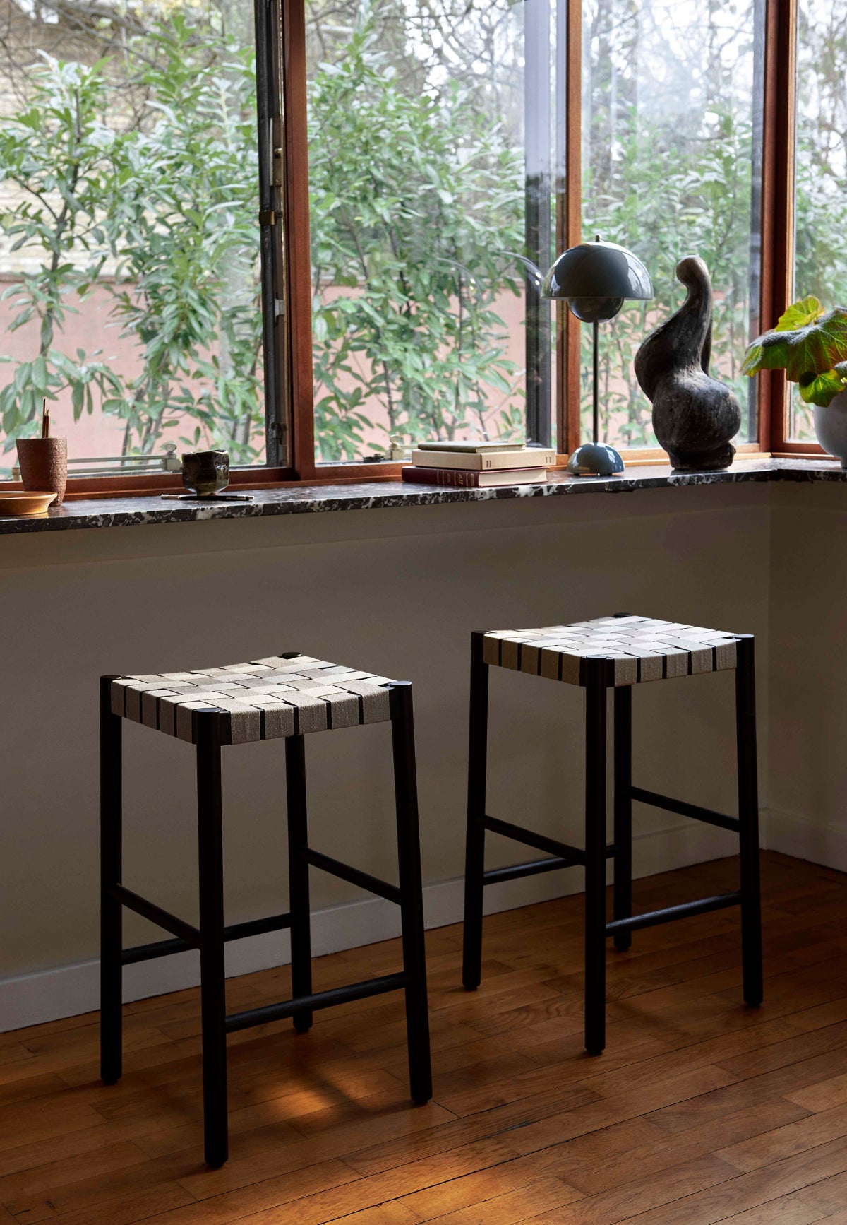 Hocker BETTY met beige geweven zitting en gerookt, geolied eikenhout