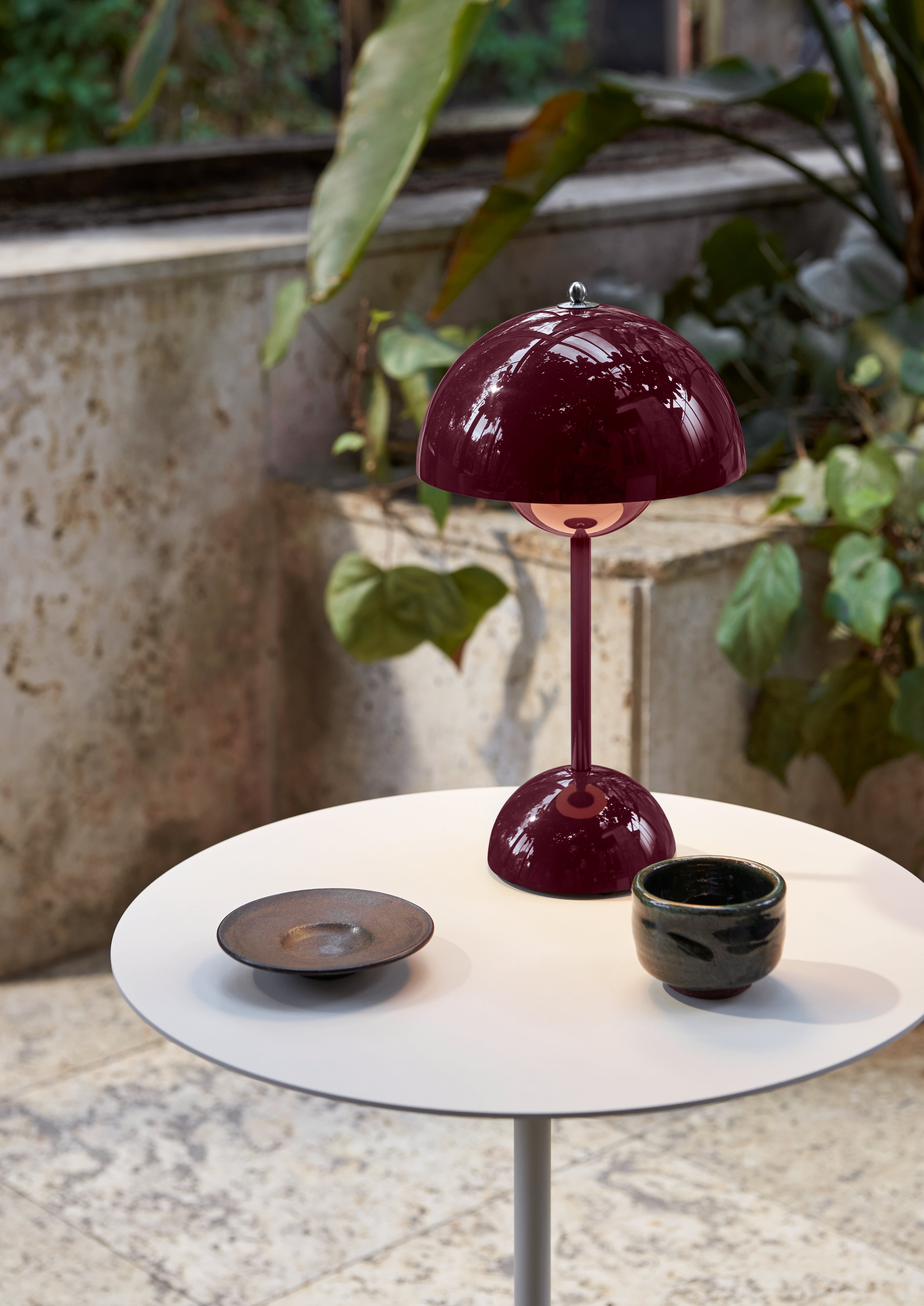Draagbare lamp FLOWERPOT VP9 in donker pruim.
